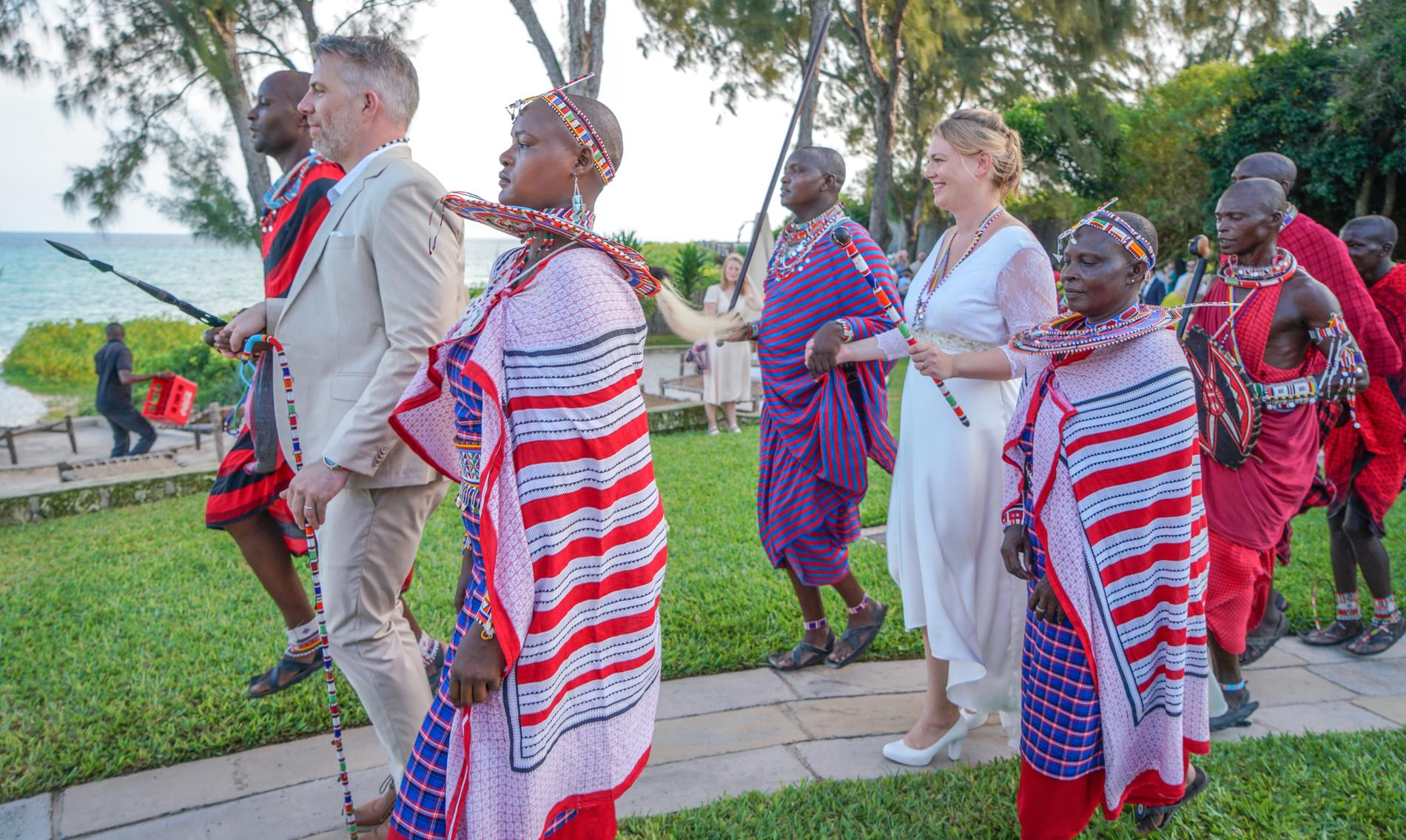 Noemi Ral och Scott Dunn gifte sig i Kenya.
