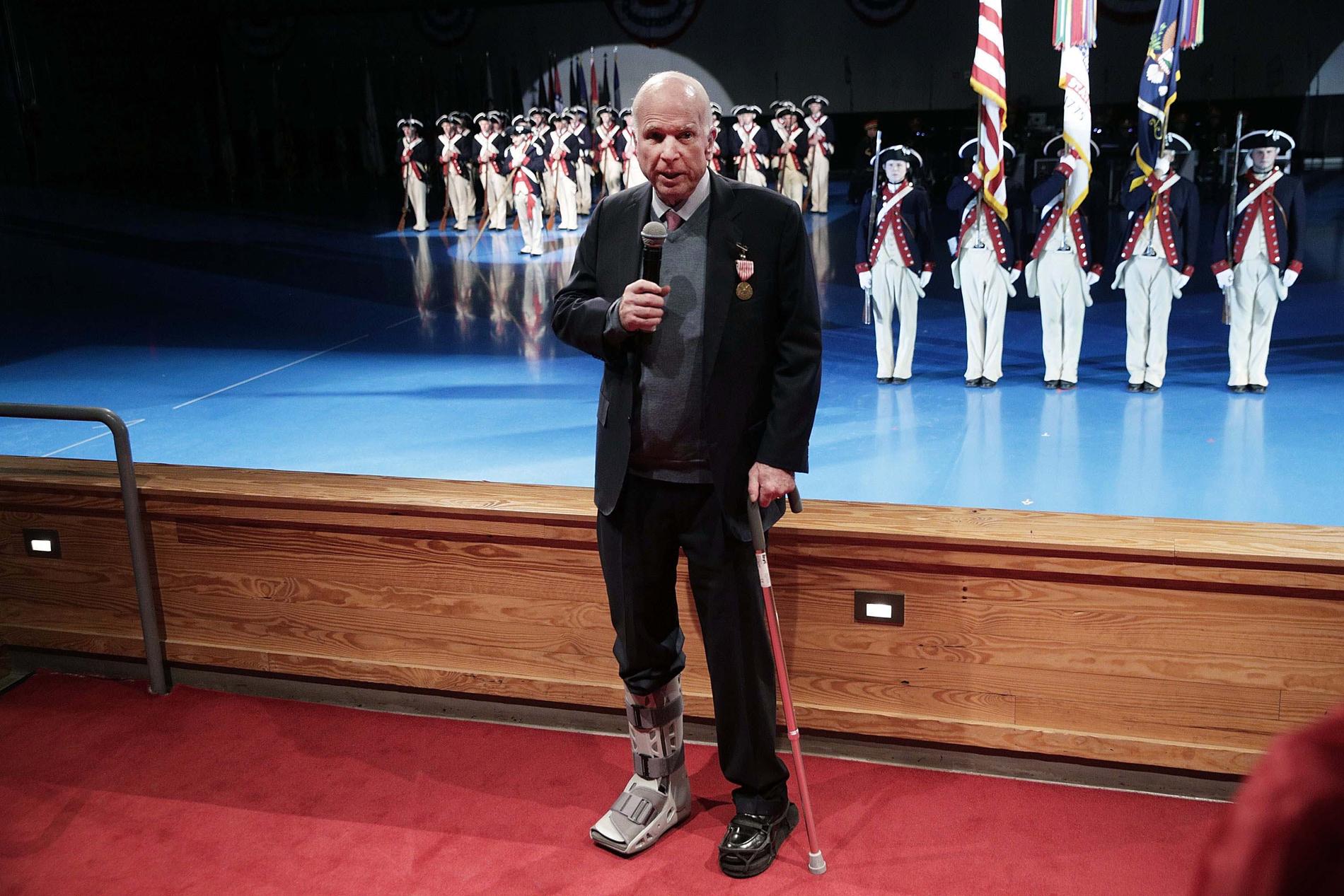 Senatorn John McCain med sin skadade fot.