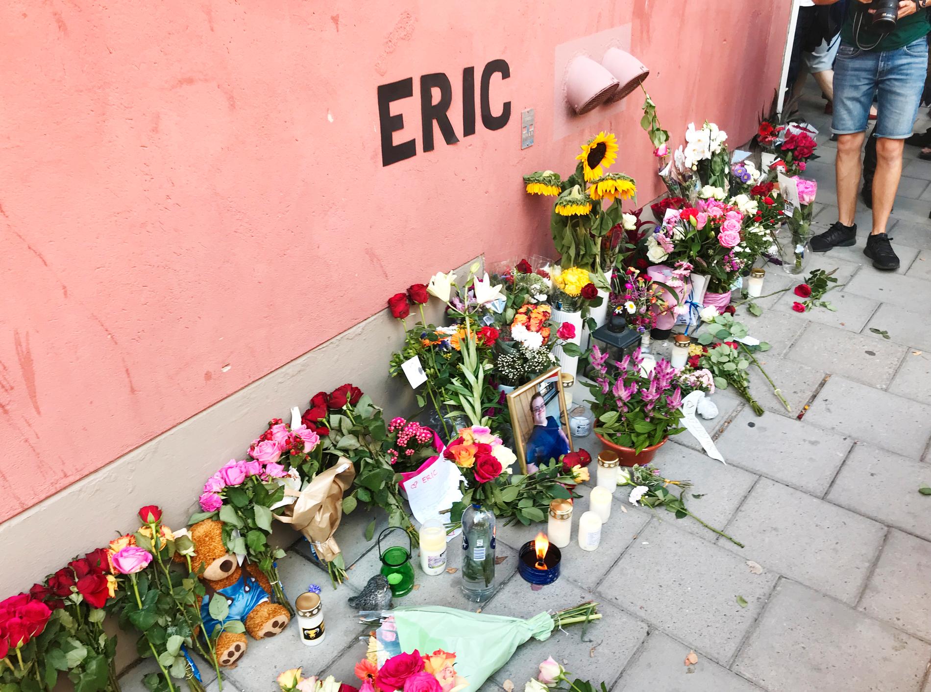 Blommor, ljus och hyllningar vid den plats där Eric Torell blev dödad av polisen. Arkivbild.