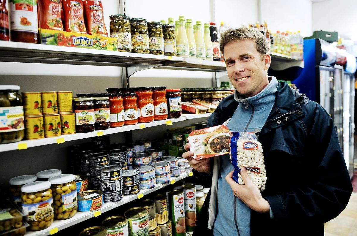 VEGOHJÄLTEN Jonas Paulsson visar upp lite av det stora vegetariska utbudet som finns i en vanlig livsmedelsaffär numera.