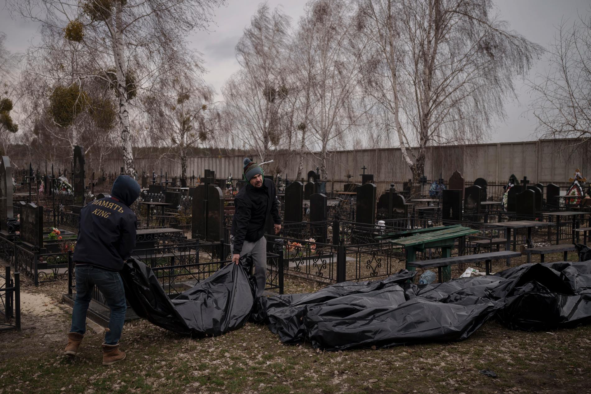 Dödade förs till kyrkogården i Butja på tisdagen.