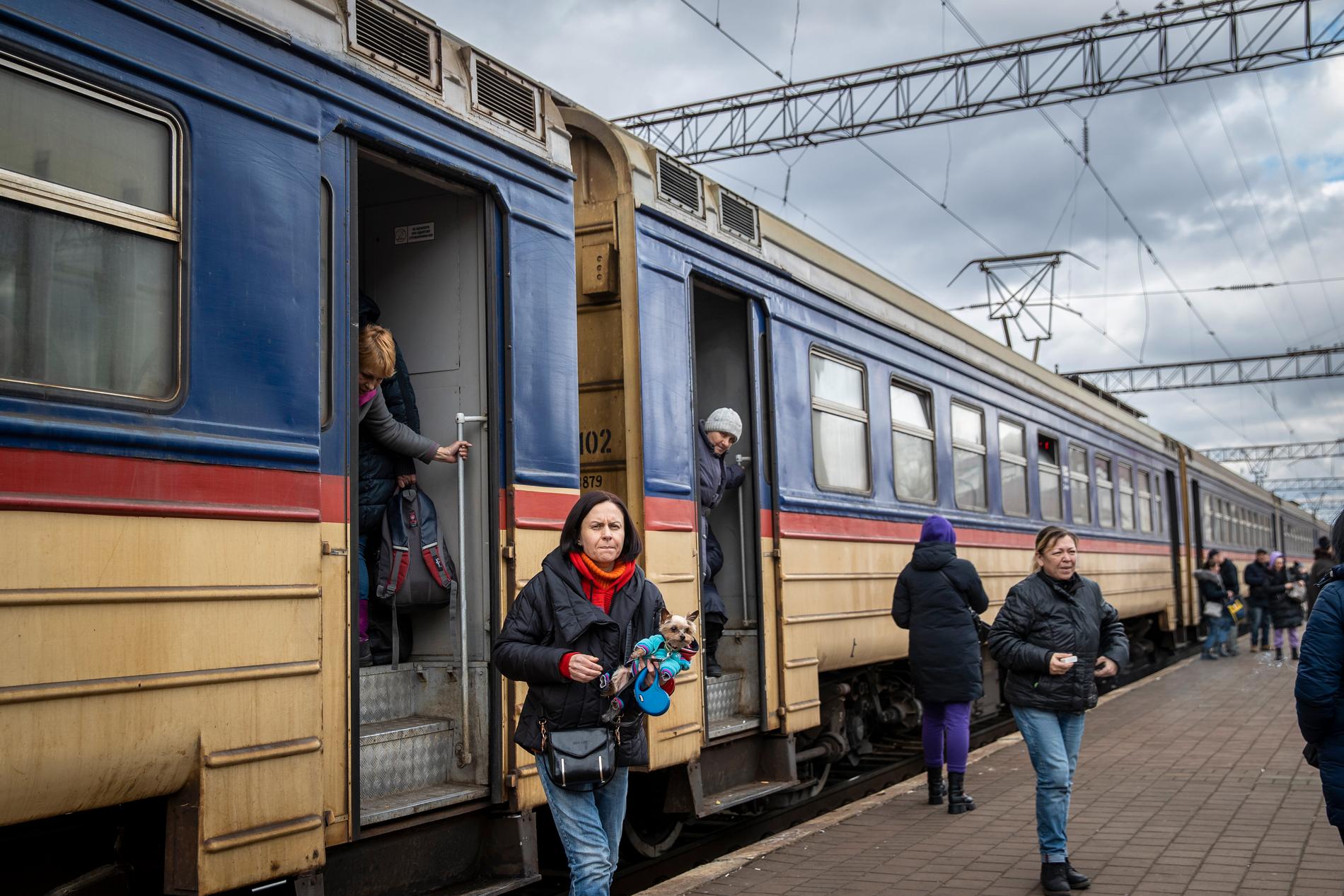 Ett tåg anländer till Mostyska i Ukraina.
