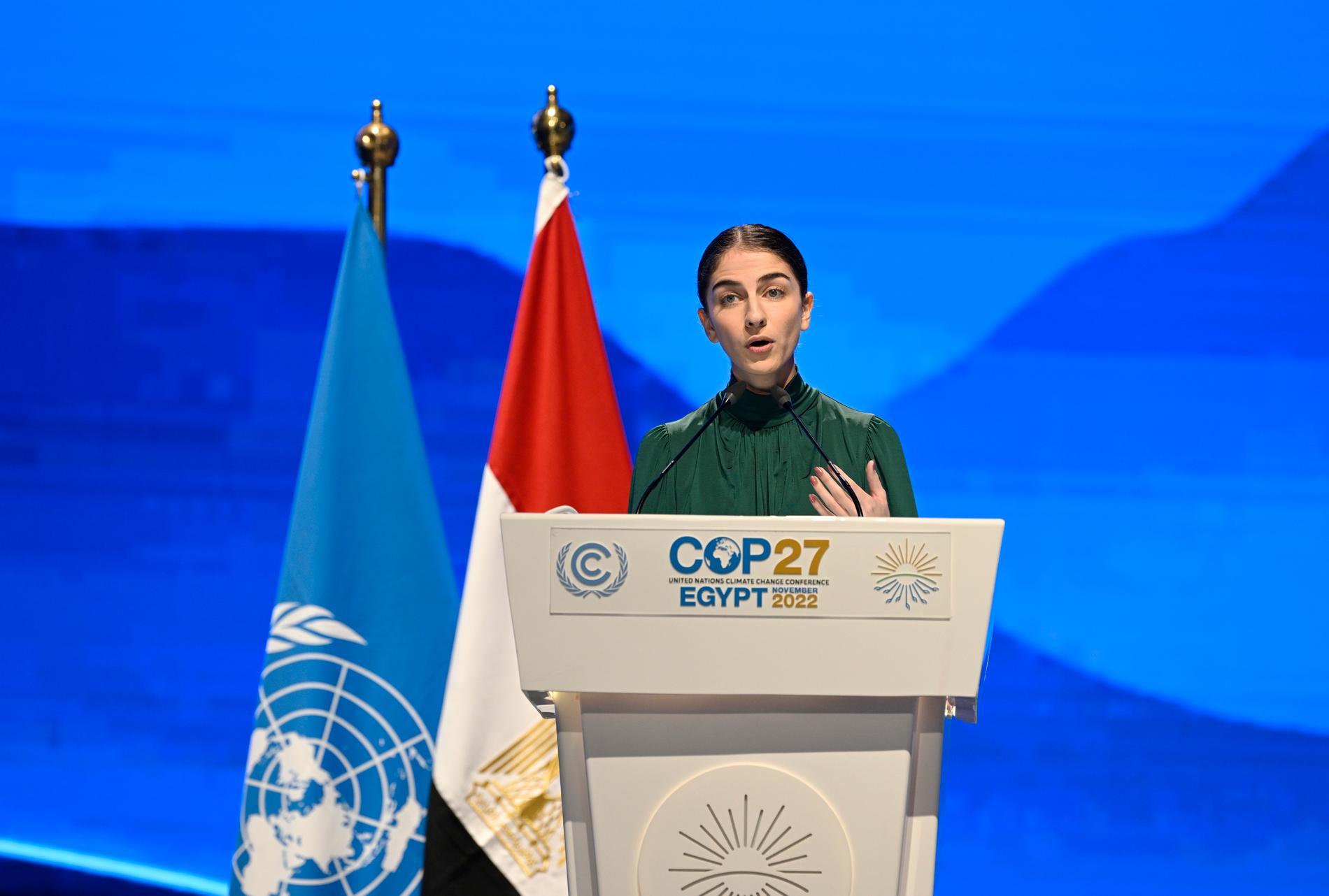 Miljöminister Romina Pourmokhtari talar på COP 27 i Sharm El-Sheikh.
