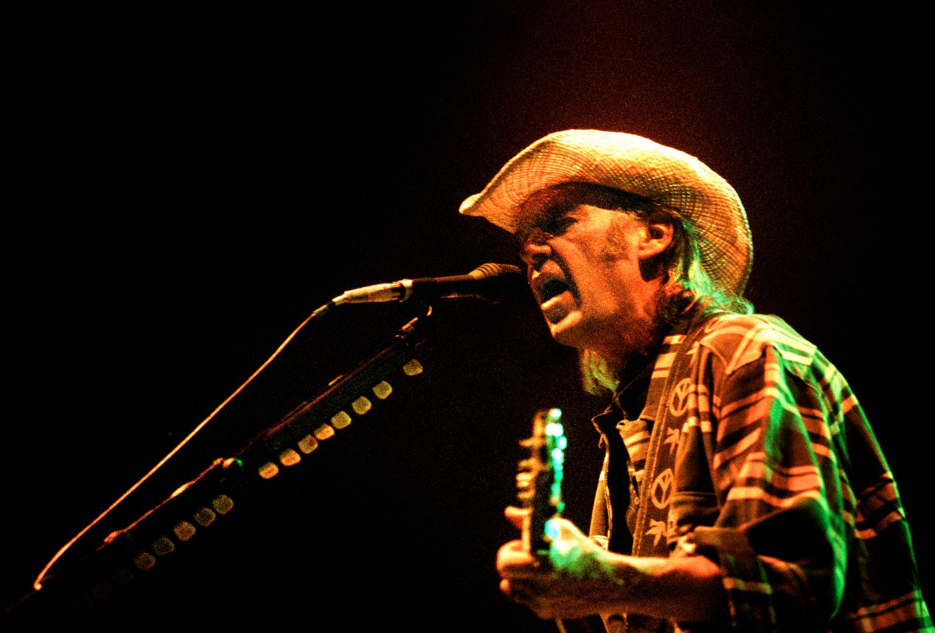 Neil Young under sin klassiska spelning på Globen i Stockholm 3 juli 2001. Redan den kvällen gjorde han några av låtarna från då nyinspelade albumet ”Toast”, som släpps först i dag.