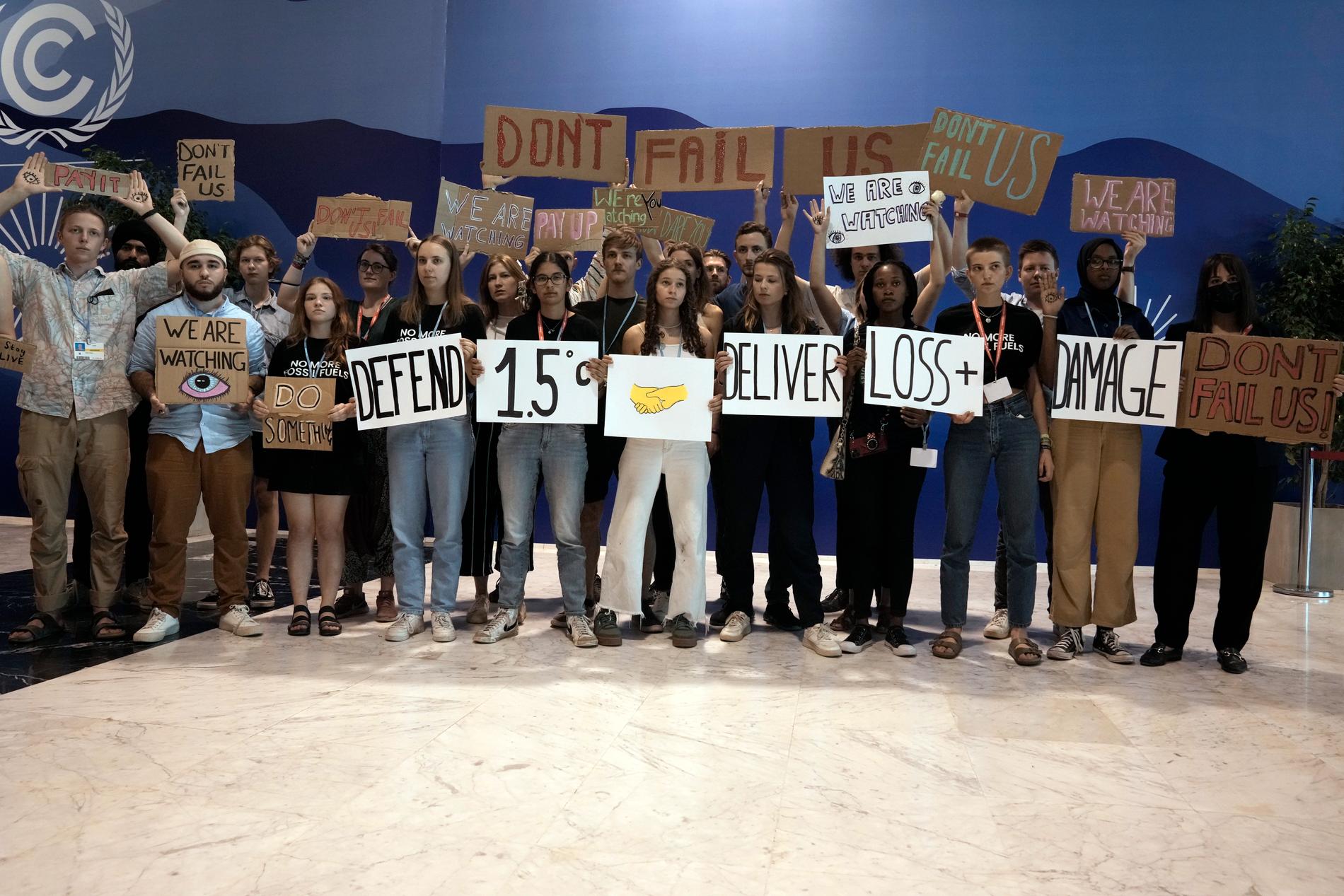 Klimataktivister protesterar mot makthavarnas oförmåga att hantera klimatkrisen, på toppmötet COP27 i Egypten i november 2022.