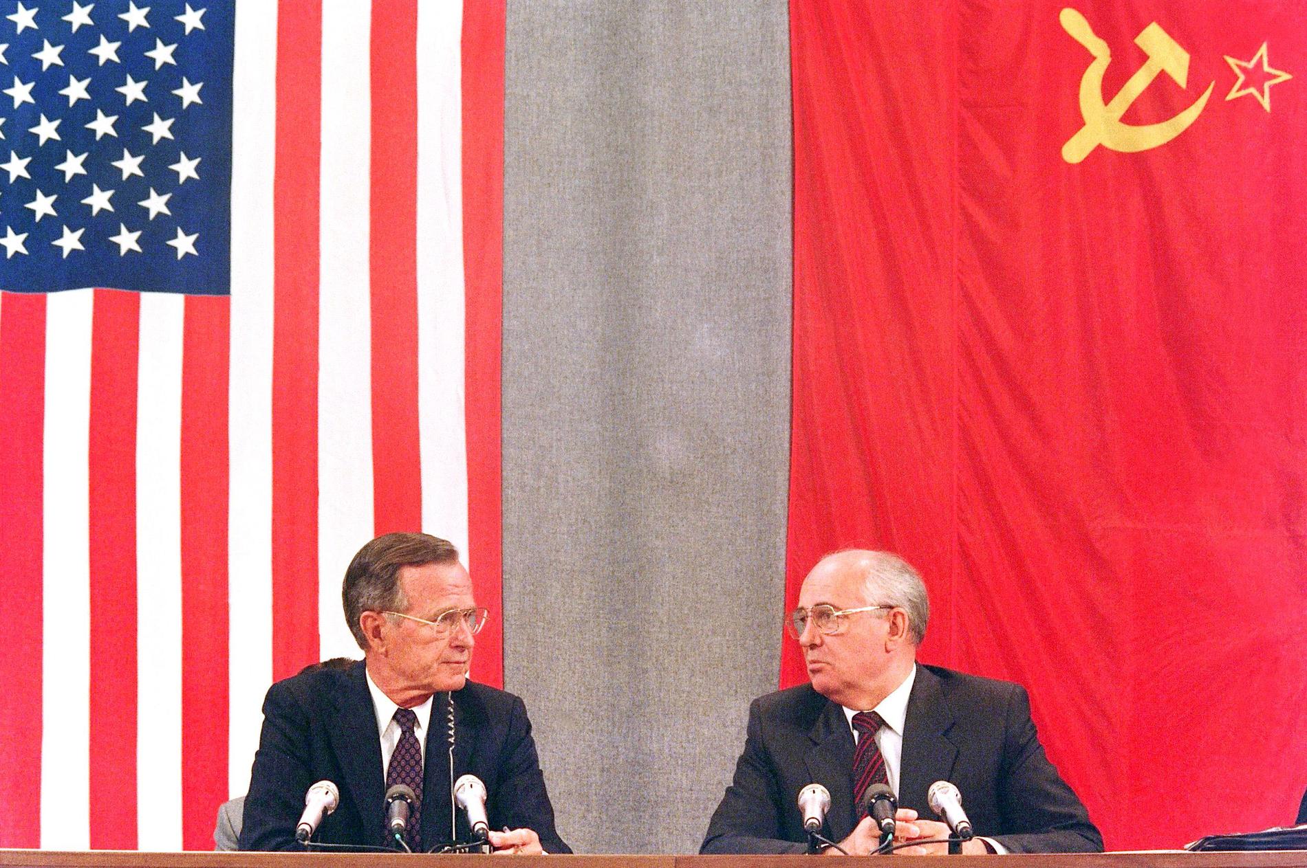 In this file photo taken on July 31, 1991 shows US President George Bush (L) and his Soviet counterpart Mikhail Gorbachev during a press conference in Moscow concluding the two-day US-Soviet Summit dedicated to the disarmament. - Former US president George H.W. Bush, who helped steer America through the end of the Cold War, has died at age 94, his family announced late Friday November 30, 2018. "Jeb, Neil, Marvin, Doro and I are saddened to announce that after 94 remarkable years, our dear Dad has died," his son, former president George W. Bush, said in a statement released on Twitter by a family spokesman. 