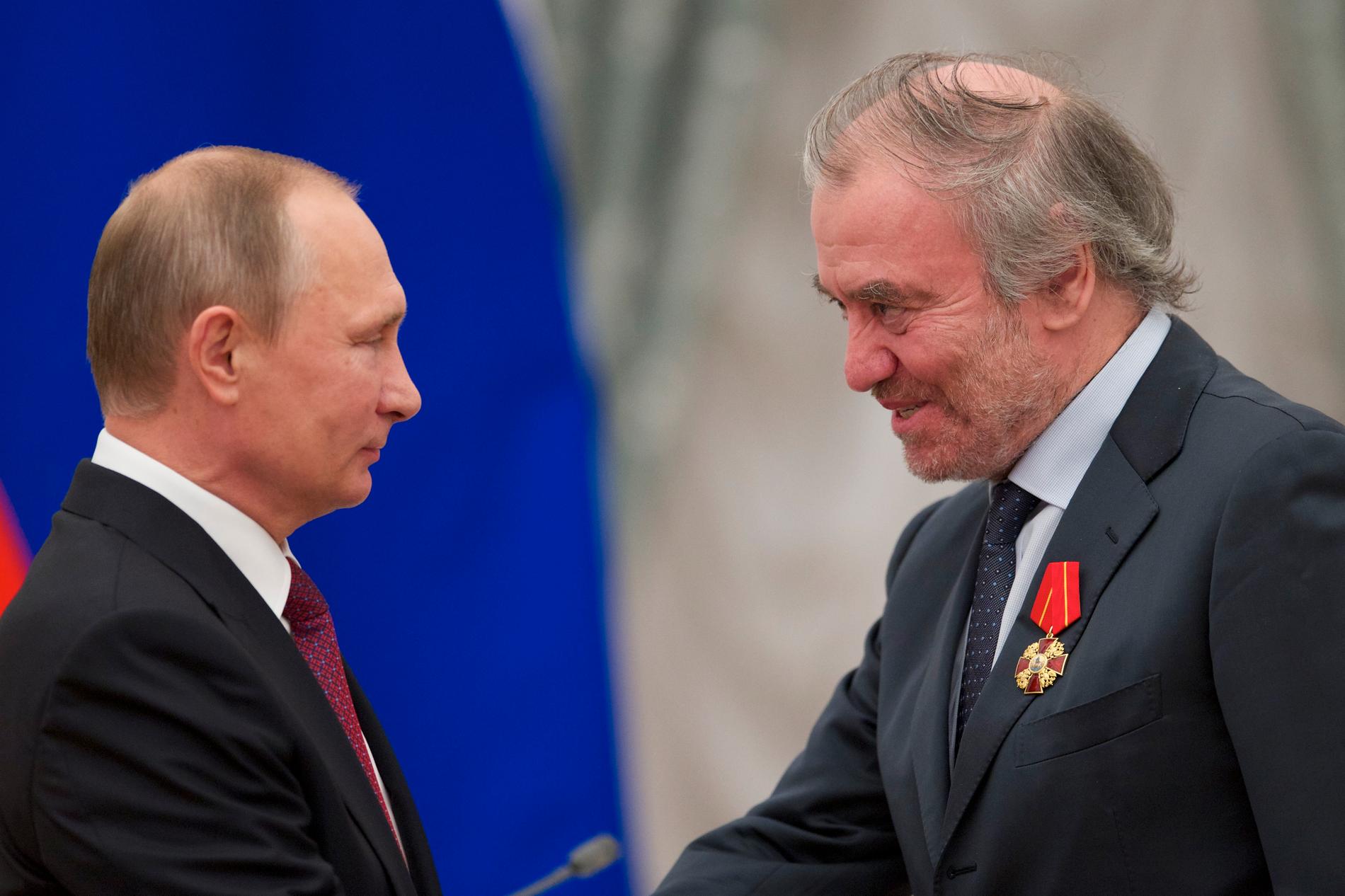 Dirigenten Valery Gergiev har nära band till den ryska regimen, enligt Kungliga Musikaliska Akademien. På bilden från 2016 tar Gergiev (till höger) emot en medalj från president Vladimir Putin.