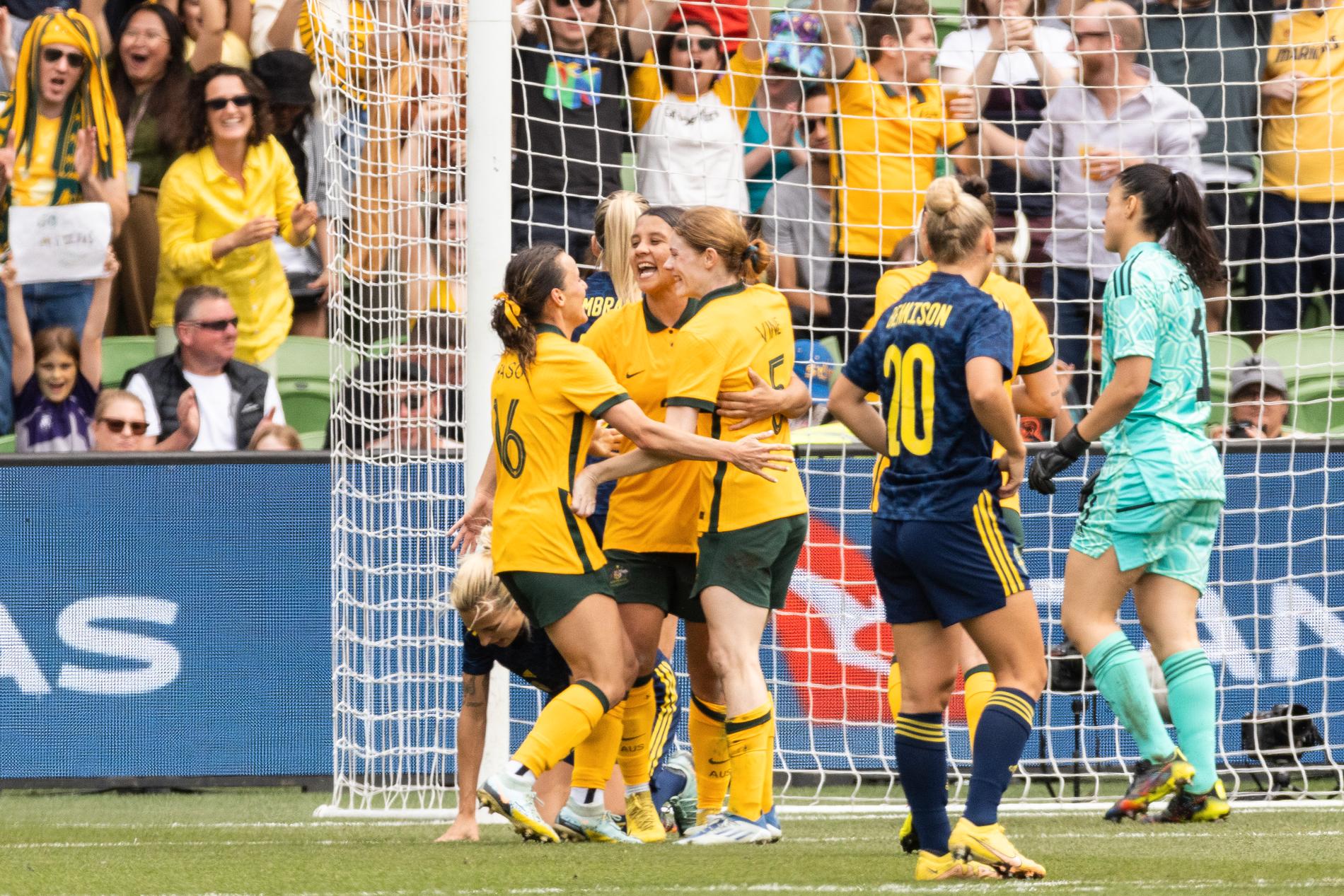 Australien jublar efter ett av målen mot Sverige. 