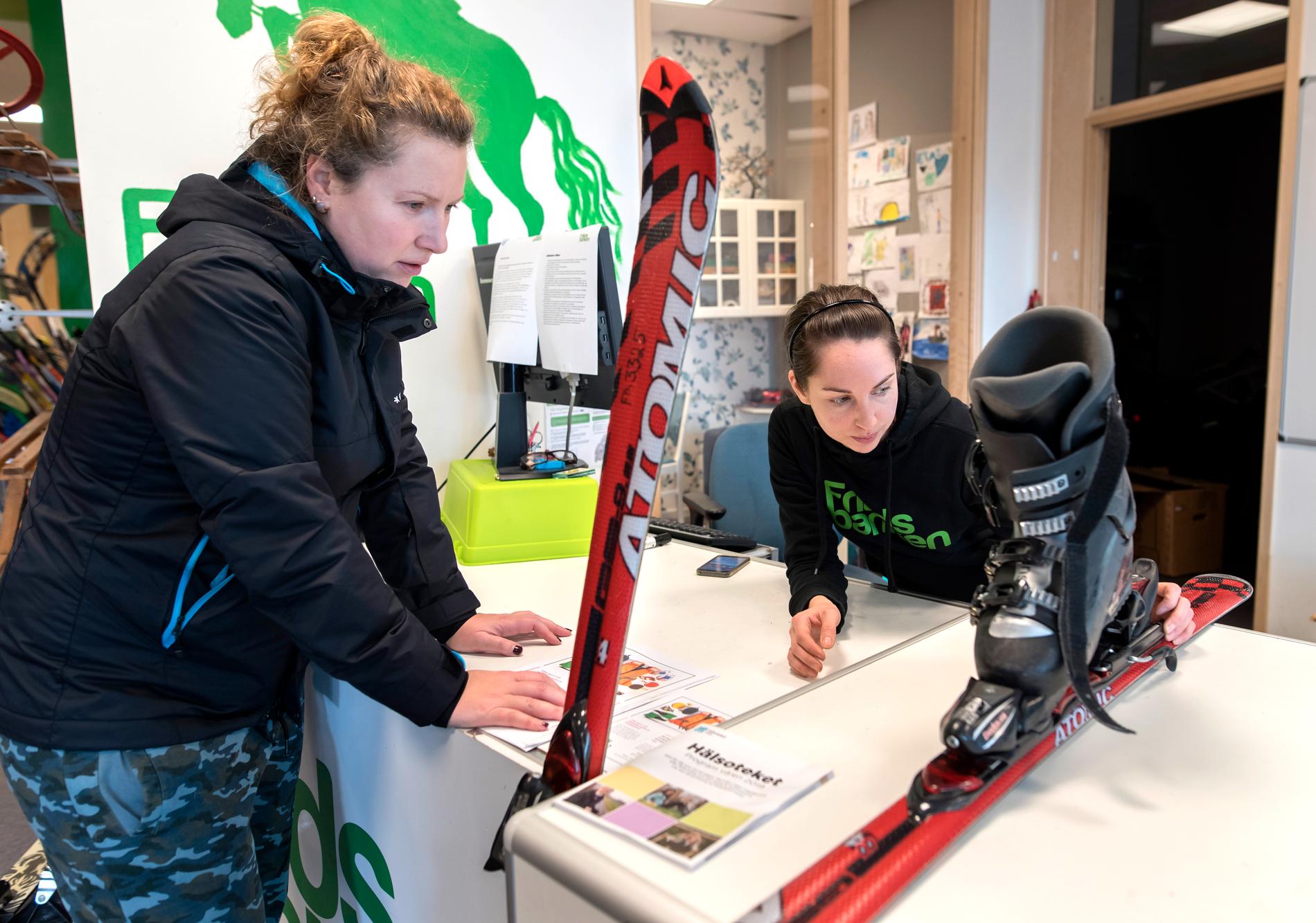 Fanny Sannerud hjälper Valeria Vilthaug att låna slalomutrustning i Göteborg. Fritidsbanken rekommenderar att skidorna ställs in ordentligt utifrån alla parametrar, till exempel av en sportaffär.