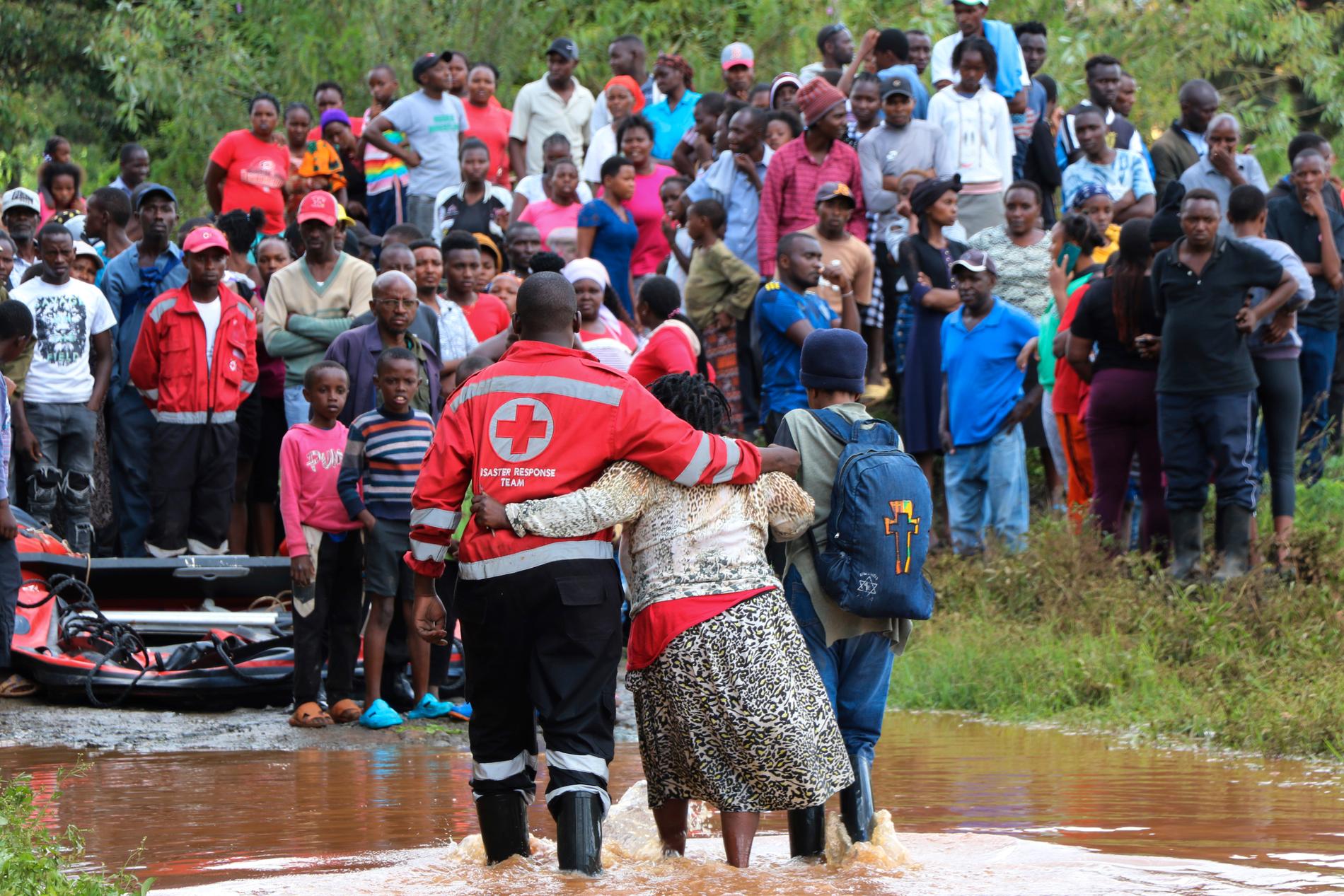 Utsatta i Nairobi, Kenya, får hjälp av Röda Korset.