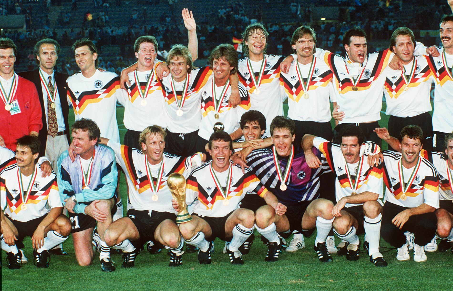 Västtyska VM-guldlaget 1990. Andreas Brehme tredje från vänster på nedre raden.