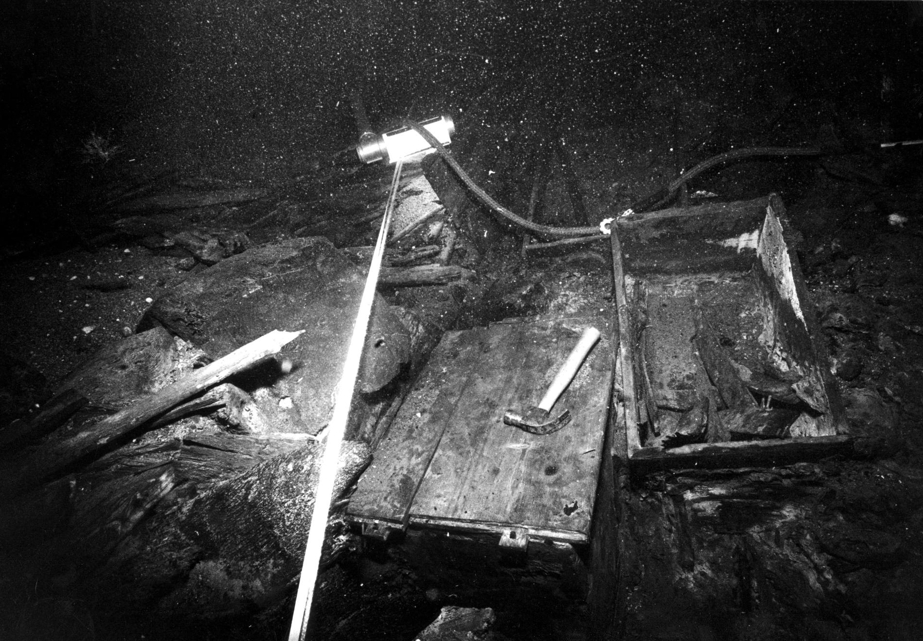 Två sjömanskistor som grävts fram ur Kronan. Arkivbild.