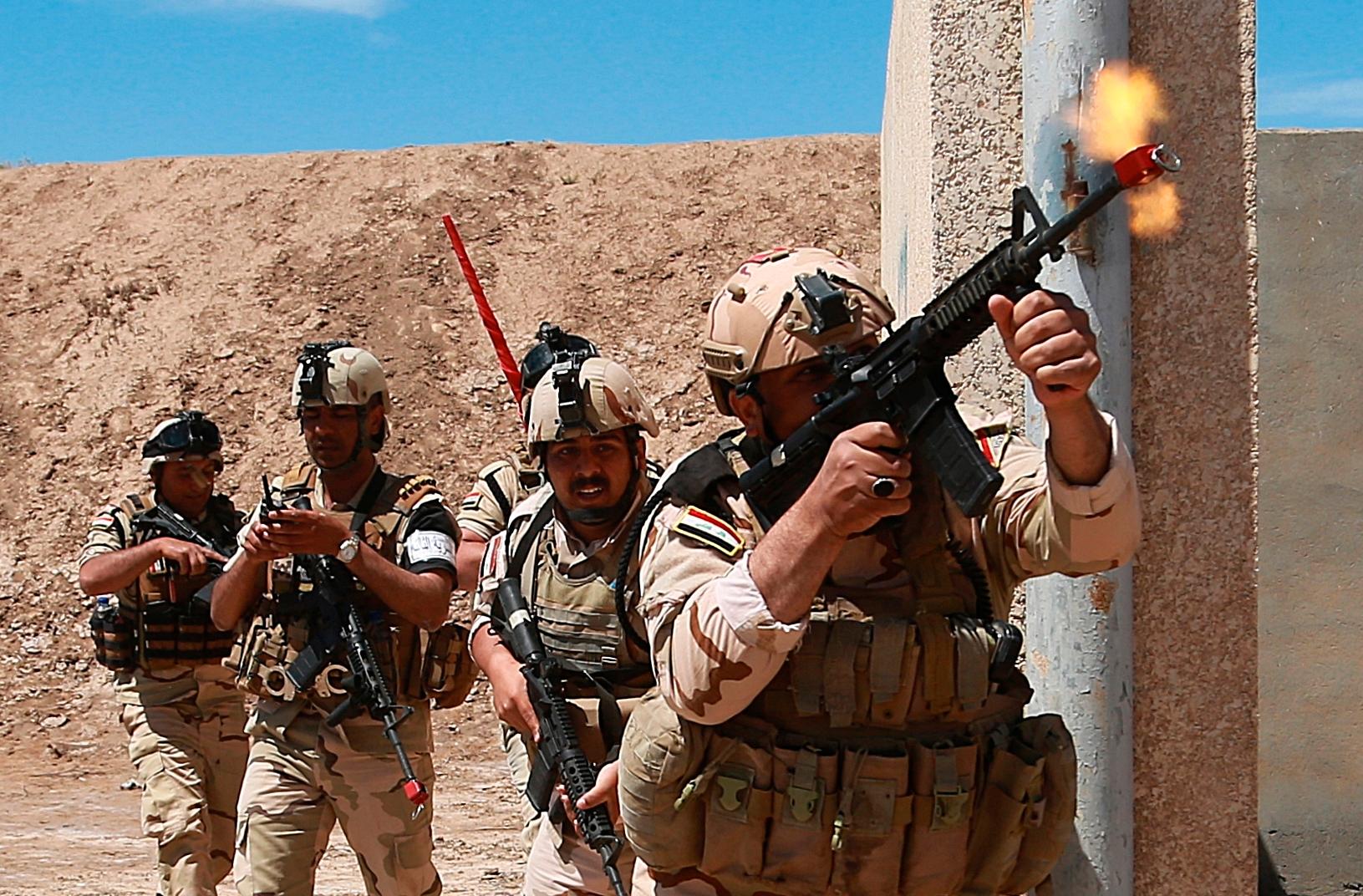 Irakiska soldater under en träningsinsats tillsammans med soldater ur den USA-ledda militäralliansen som bekämpar IS i Irak och Syrien. Arkivbild.