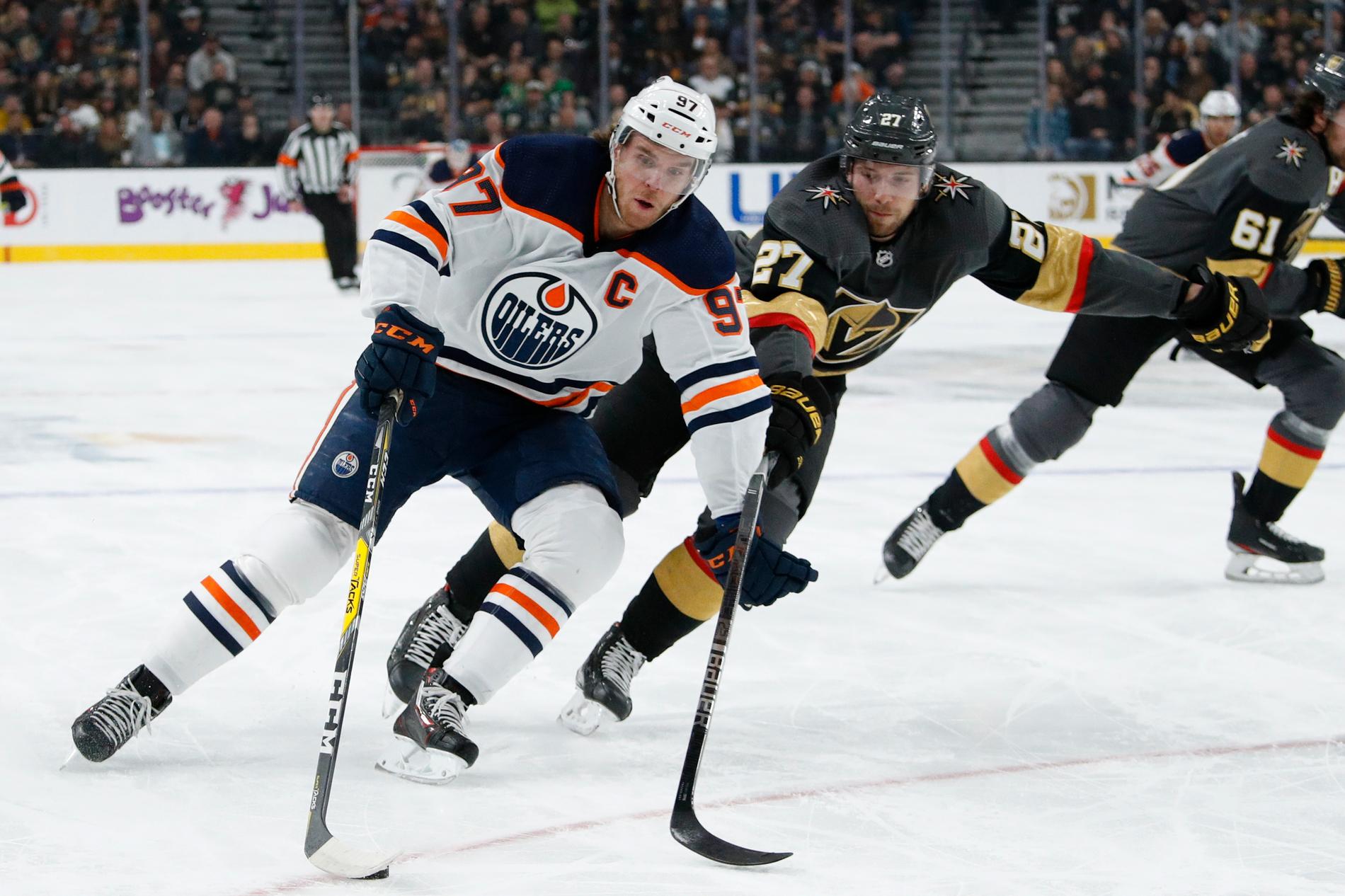 Edmontonstjärnan Connor McDavid, i vitt, kanske får snöra på sig skridskorna snart igen. Diskussionerna om att återuppta NHL-säsongen har intensifierats.