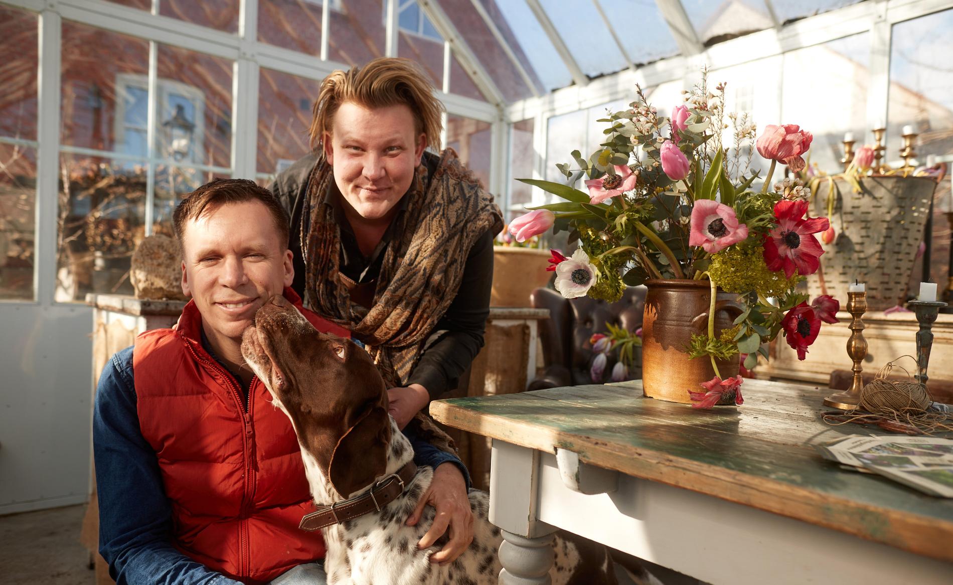 Karl-Fredrik Gustafsson och sambo Petter Kjellén med hunden Hamilton i orangeriet hemma på sin gård.