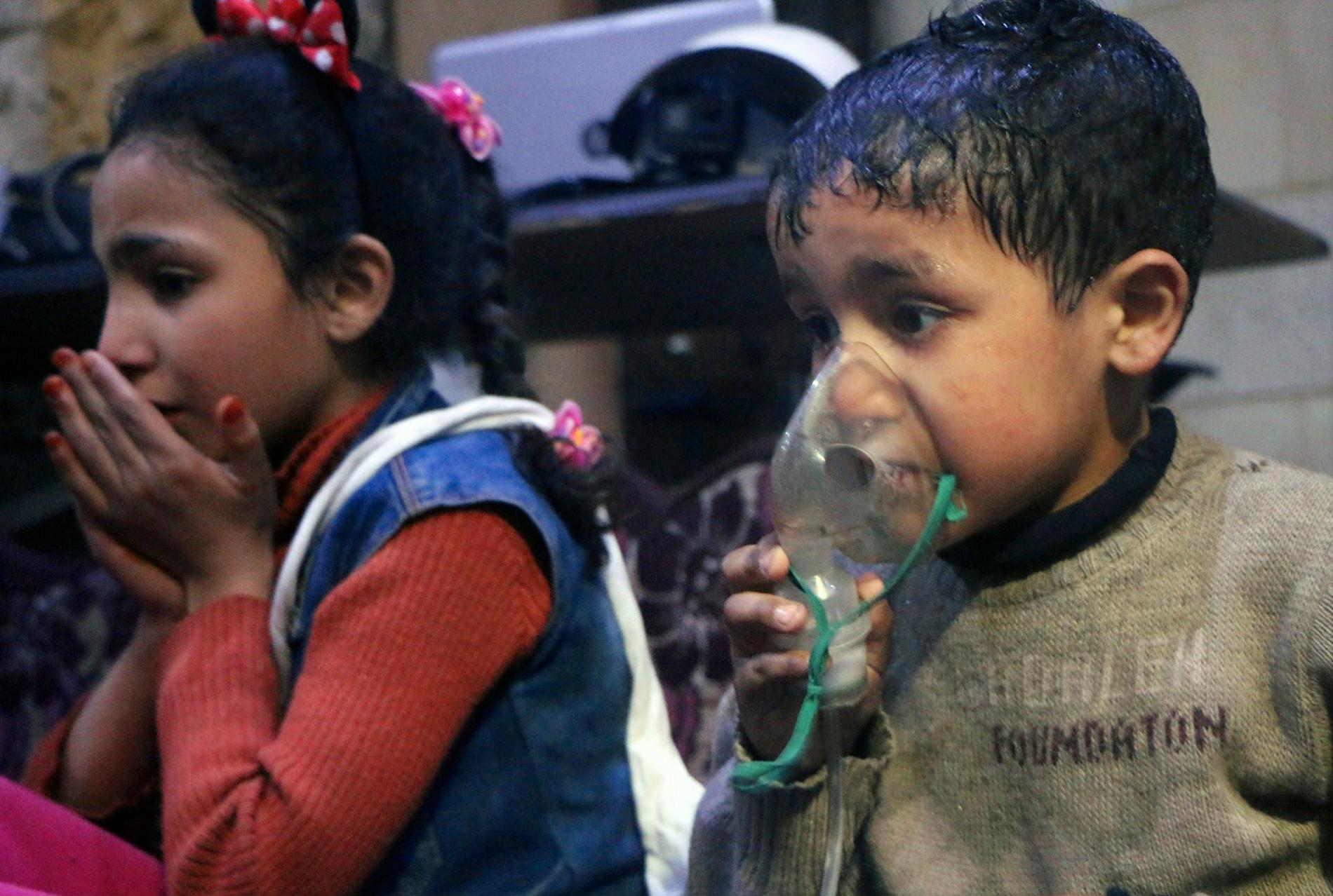 Barn som tas om hand efter den misstänkta kemvapenattacken i den syriska staden Douma. Bilden kommer från organisationen Vita hjälmarna.