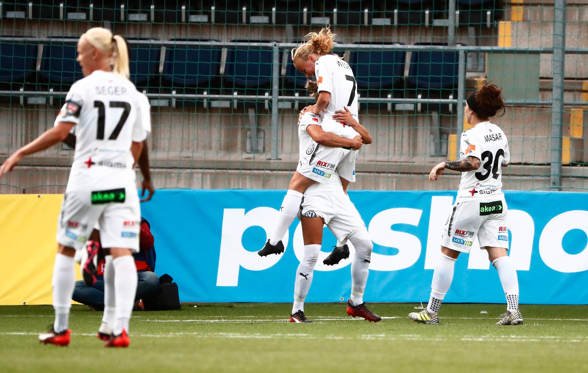 Sanne Troelsgaard jublar efter 1–0.