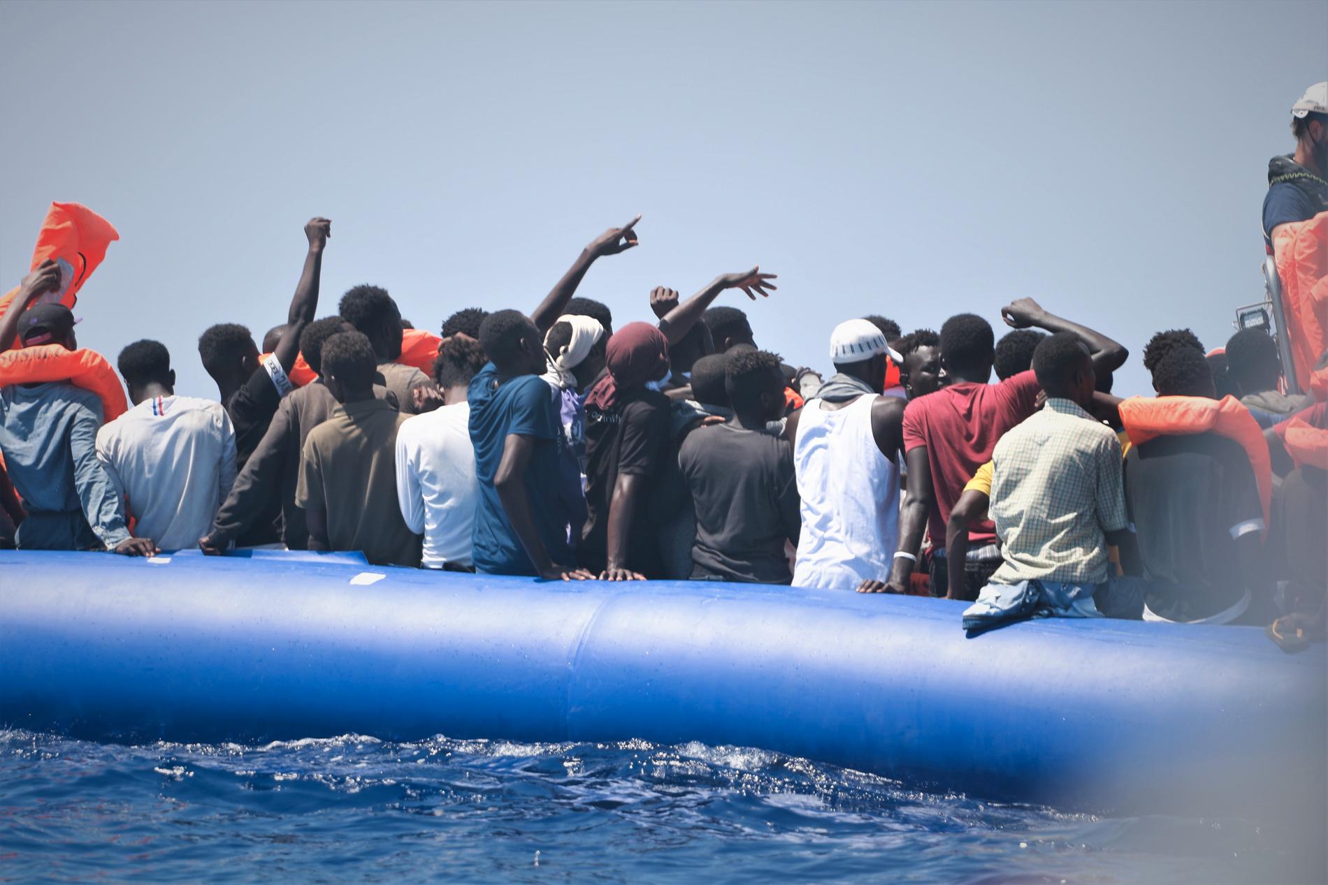 105 migranter i en gummiflotte undsattes på måndagen.