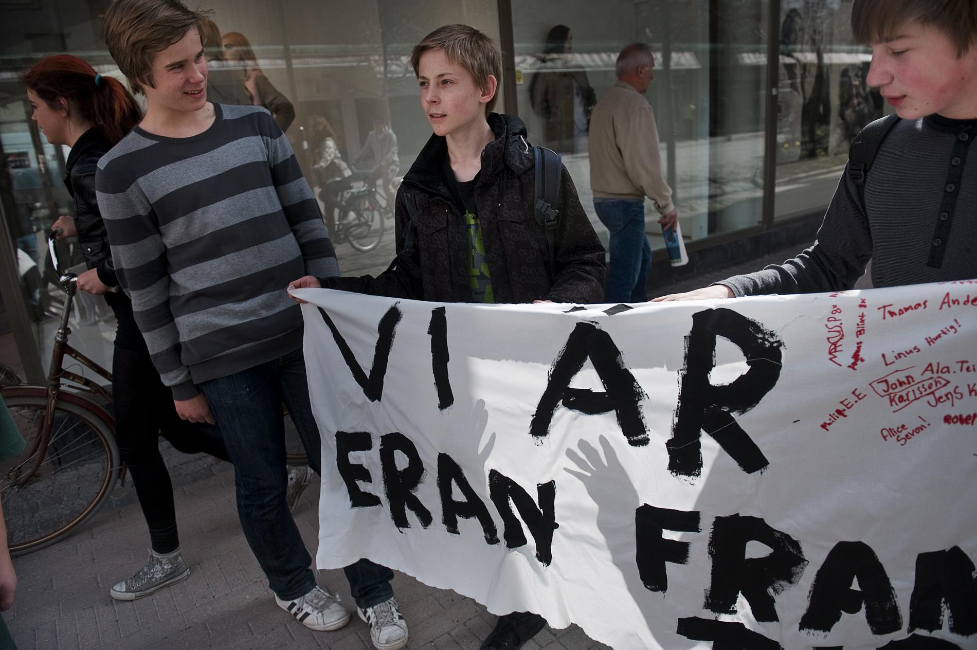 Katrineholmselever protesterar mot nedskärningarna.