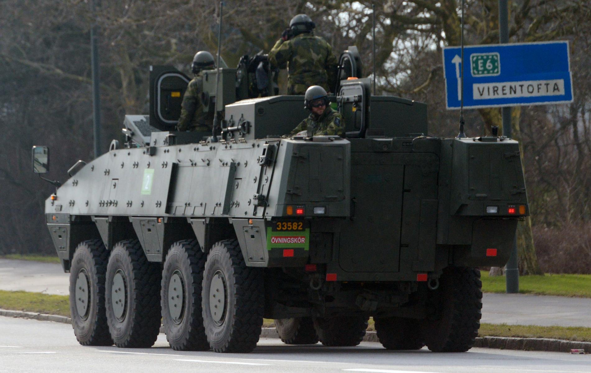 Militära fordon kan orsaka köer på vägarna i samband med transporter till en övning i Norge. Arkivbild.