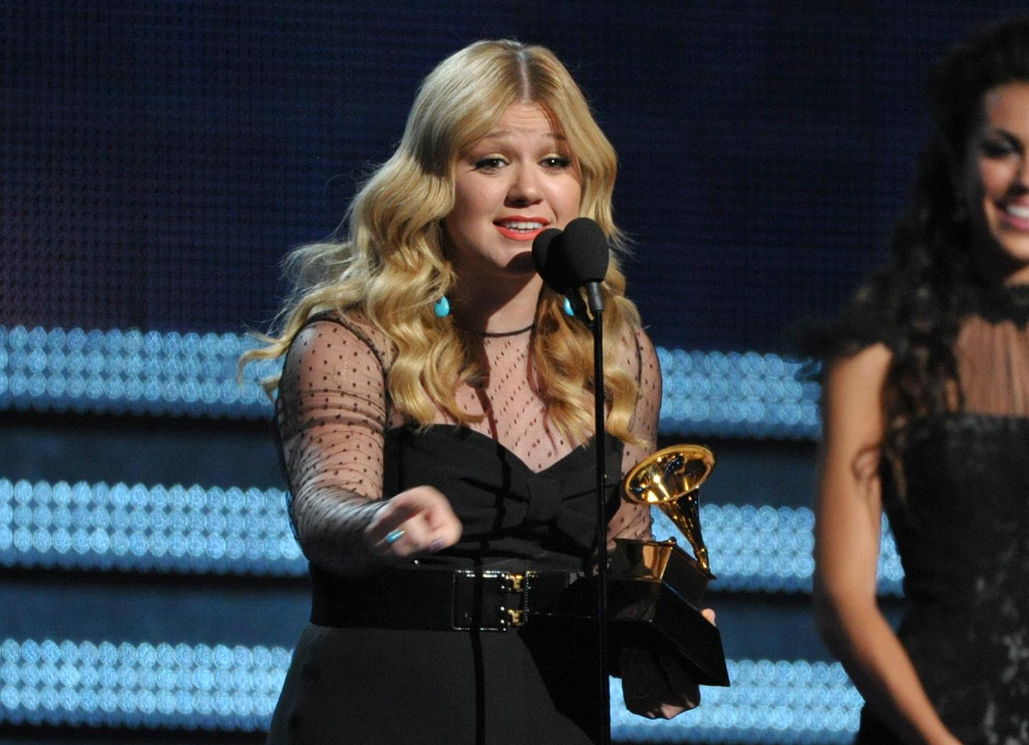 Kelly Clarkson tar emot pris under Grammys i Los Angeles 2013.