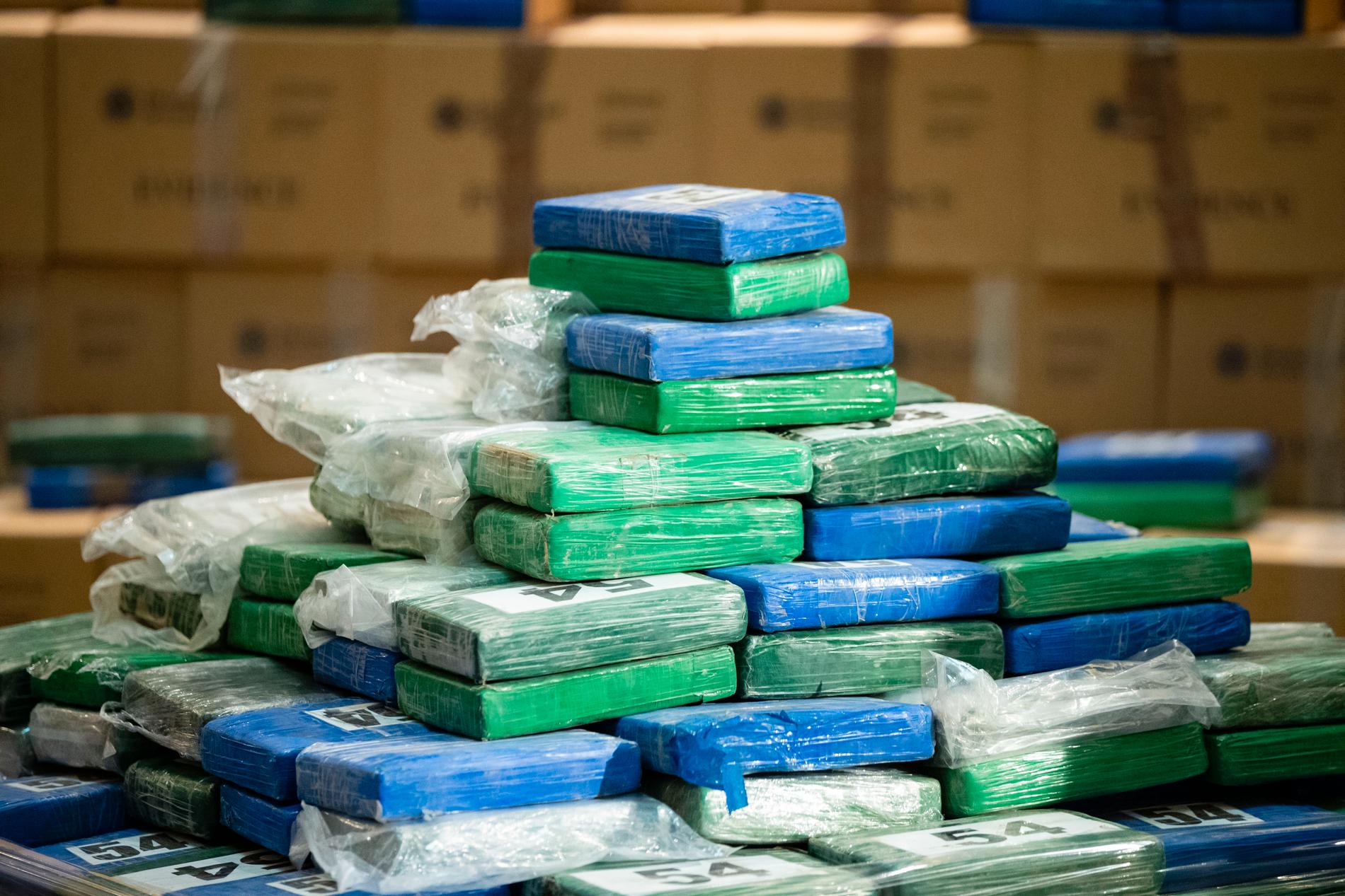 Förpackningar med kokain har hittats på stränderna längs Frankrikes Atlantkusten. Bilden är tagen vid tillslag i USA tidigare i år. Arkivbild.