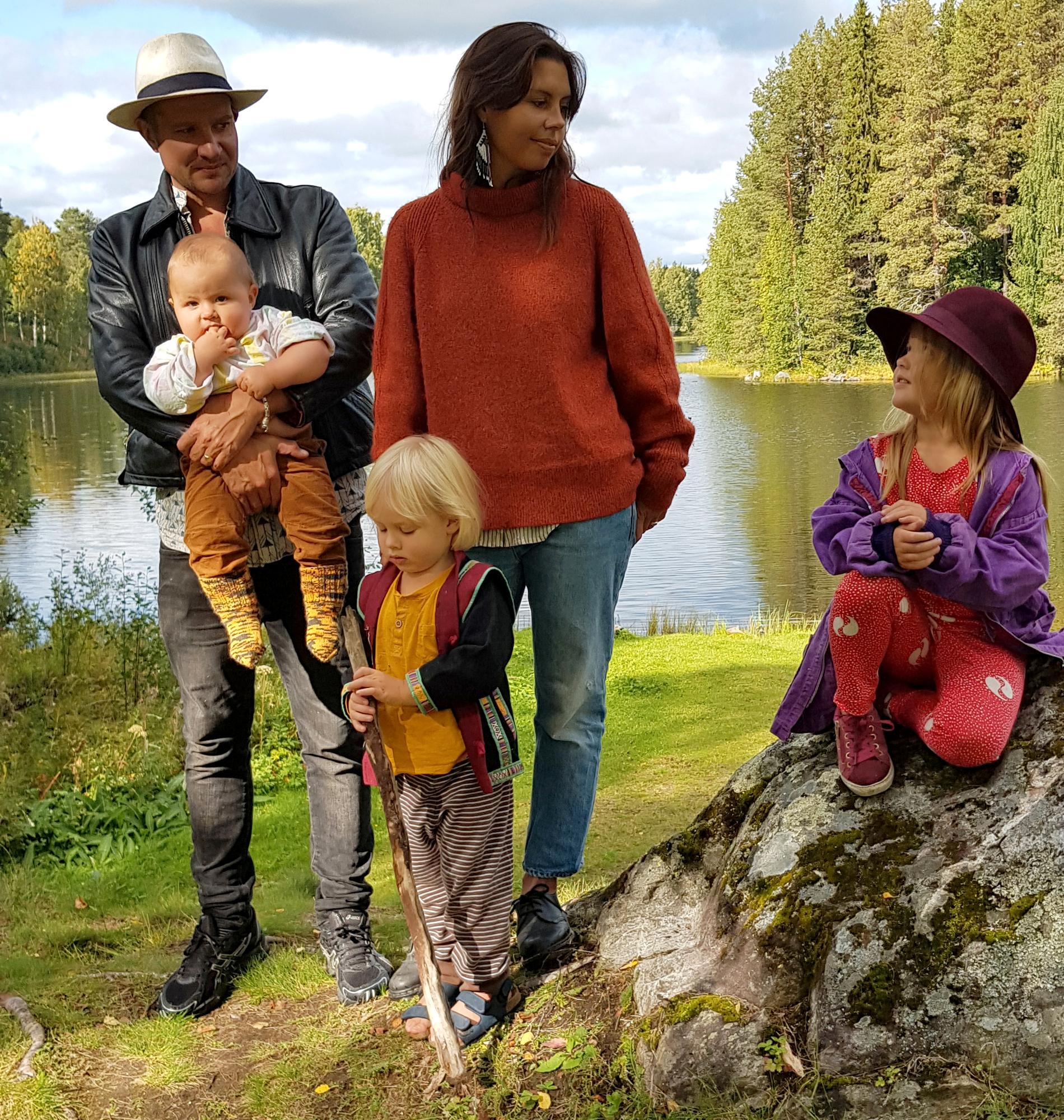 Jakob och Nanna Mårskog med familj.