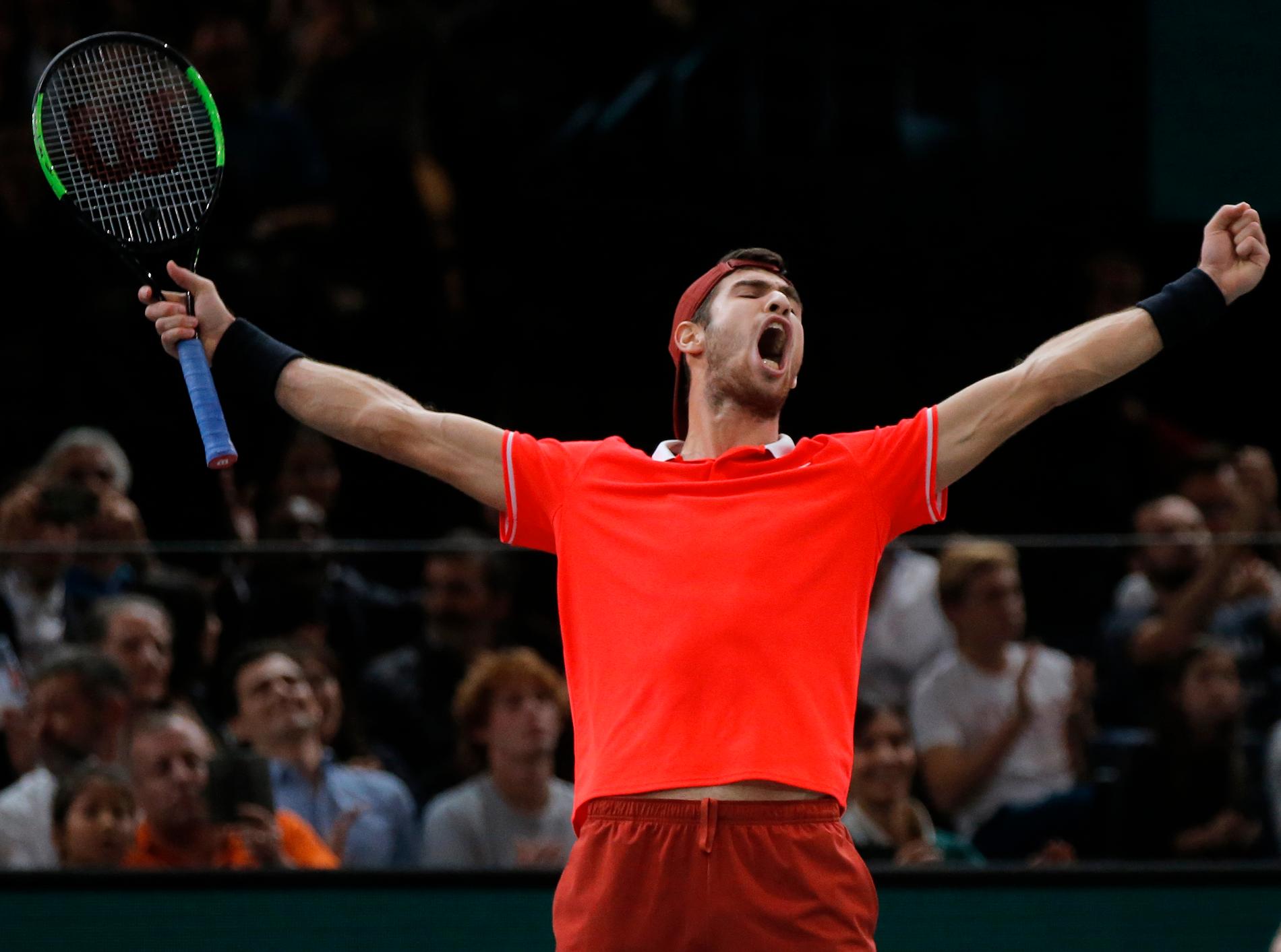 Karen Chatjanov skriker ut sin glädje efter segern mot Novak Djokovic i Paris.