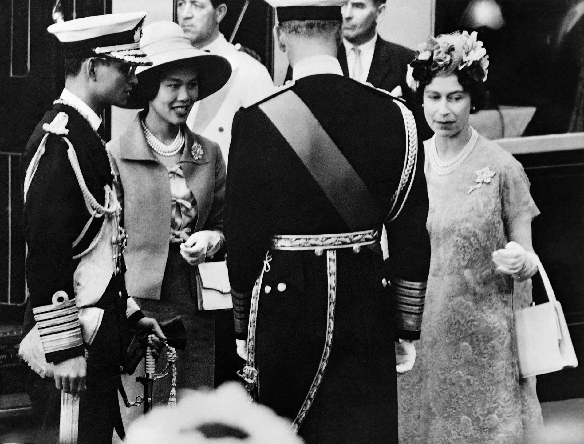 Kung Bhumibol Adulyadej och drottning Sirikit tas emot av drottning  Elizabeth II när de besöker London 1960.