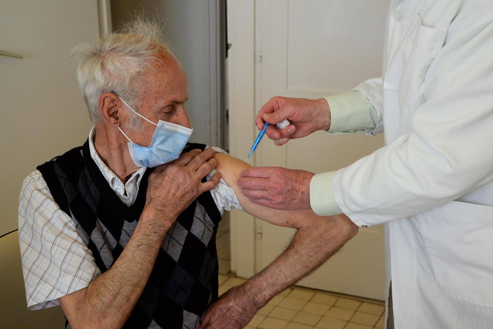 En invånare i ungerska Taplanszentkereszt vaccineras mot covid-19. Ungern är det EU-land med flest antal döda per invånare i sjukdomen under de senaste veckorna. Arkivfoto.