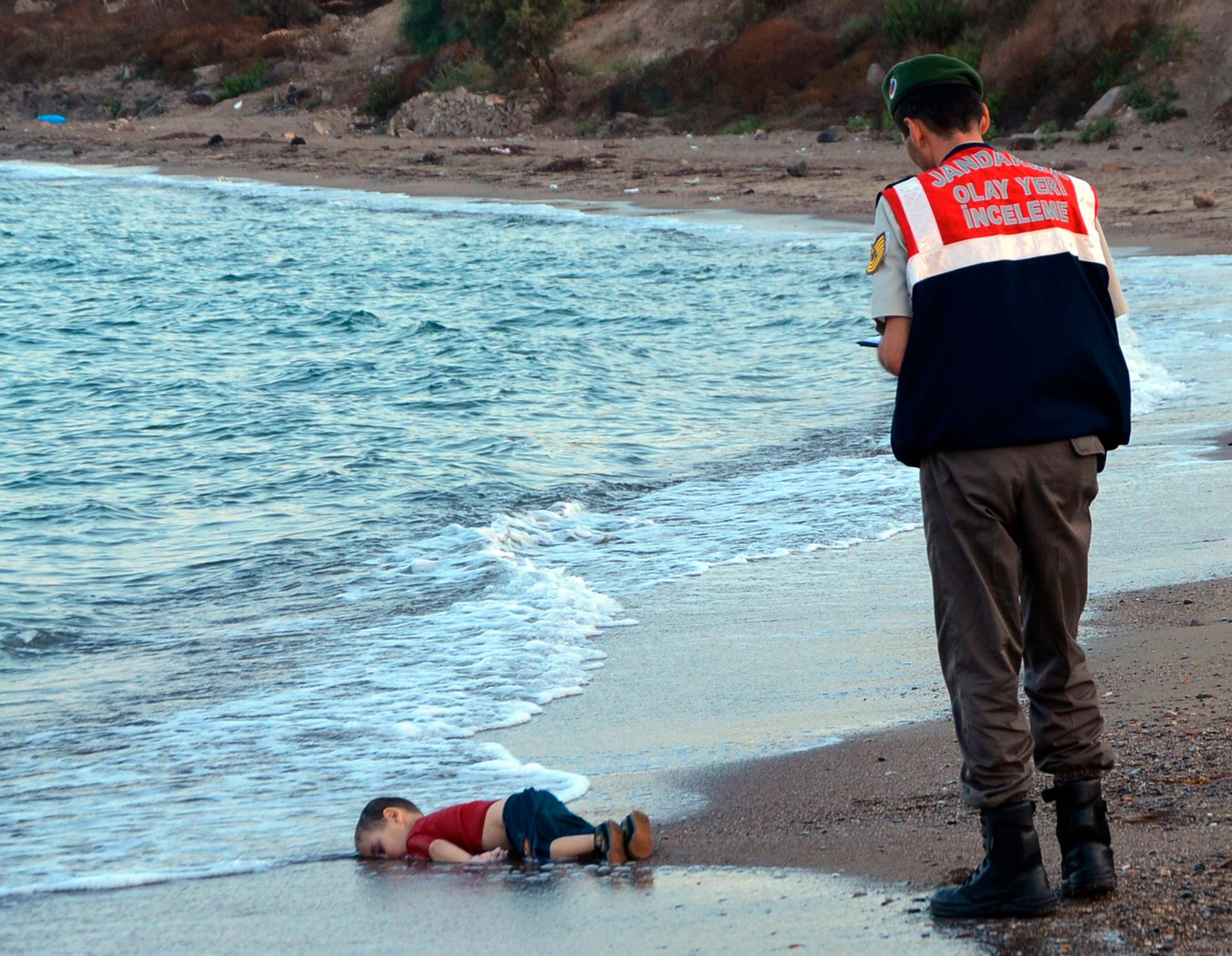 Bilden på den döde 3-årige Alan Kurdi på en strand i Turkiet fick Europa att öppna sina gränser.