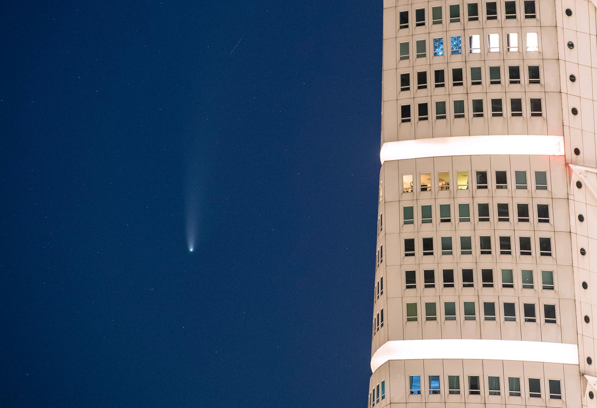 Kometen Neowise på natthimlen bredvid Turning Torso i Malmö natten till fredagen.