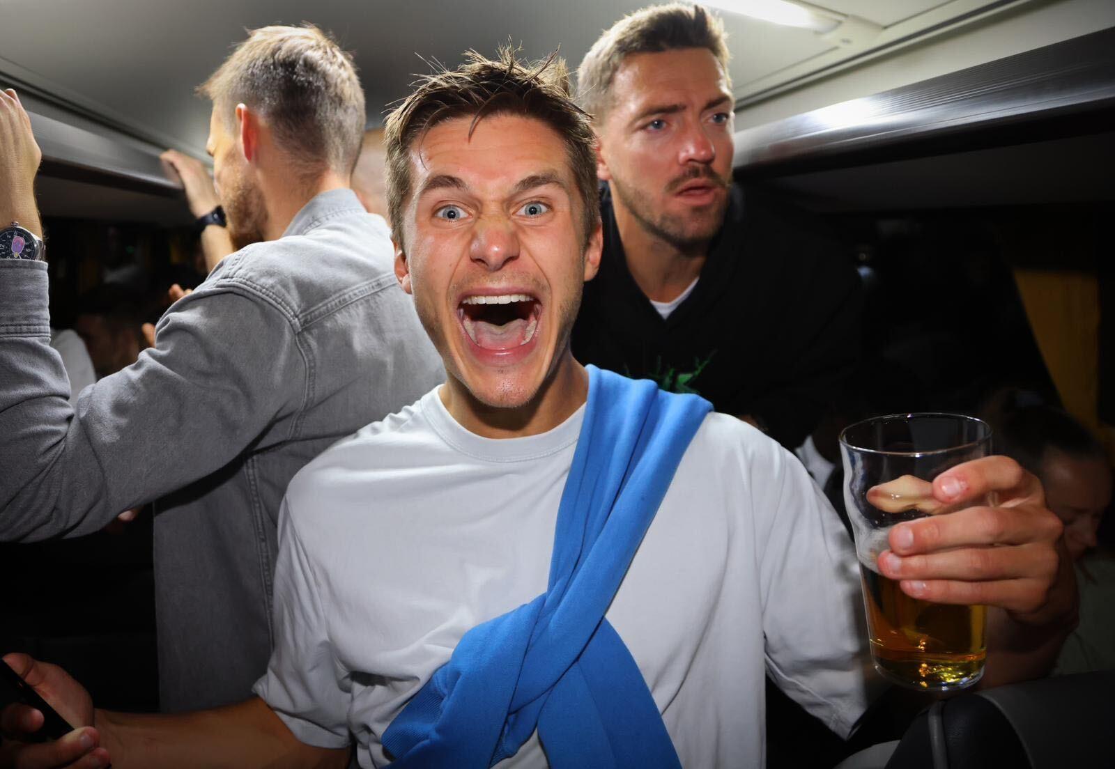Leo Bengtsson firar ligasegern med Aris Limassol i spelarbussen. 