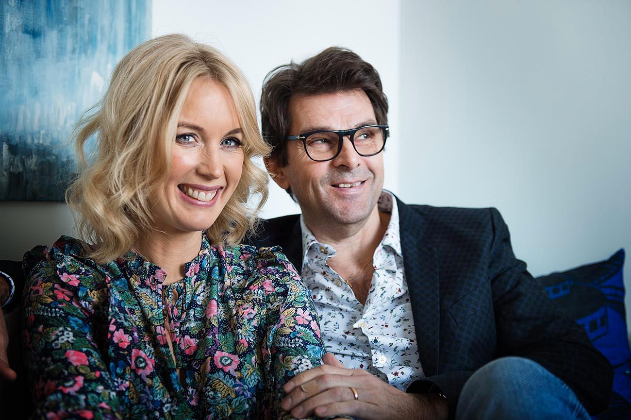 I programmet går Jenny och Niklas Strömstedt till en parterapeut, men stöter och blöter även ämnet kärlek och relationer med andra kändispar. Först ut är Sanna Lundell och Mikael Persbrandt.