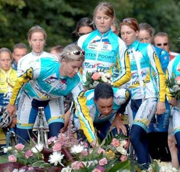 Susanne Ljungskog (längst till vänster) och de övriga cyklisterna hedrade Amy Gillet (högra bilden) vid olycksplatsen under gårdagen.