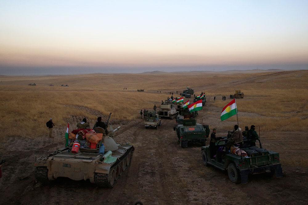 En konvoj med Peshmerga-soldater utanför Mosul.