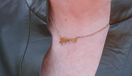 Christina Sas bar ett halsband med texten ”Björn” på. 