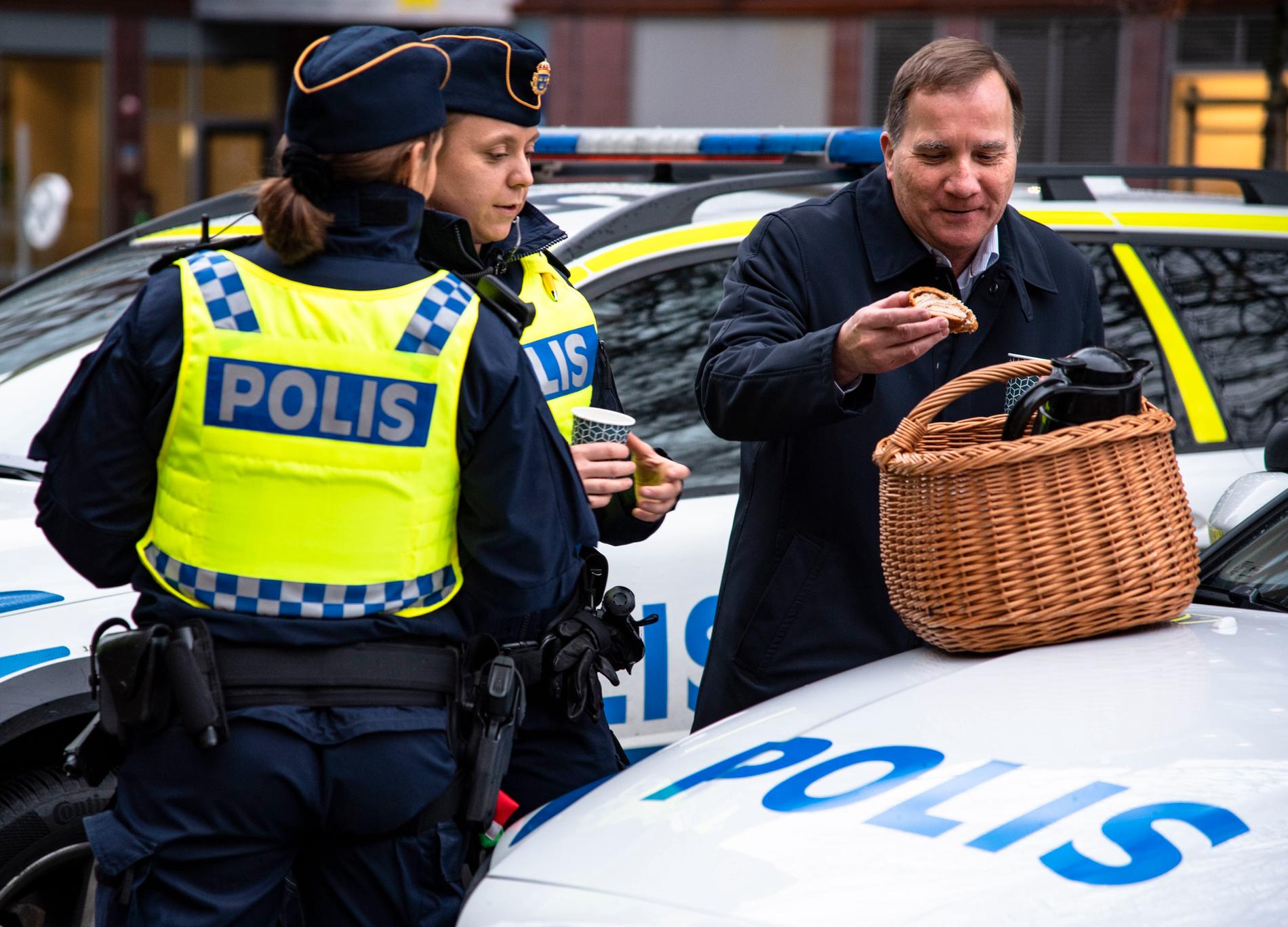 Stefan Löfven är på Sverigeturné,  här besöker han polisen i Göteborg.