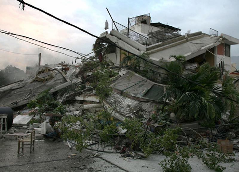 HELA STAN I SPILLROR Mängder av hus har rasat i Port-au-Prince efter det kraftigaste skalvet i Haiti sedan 1770.
