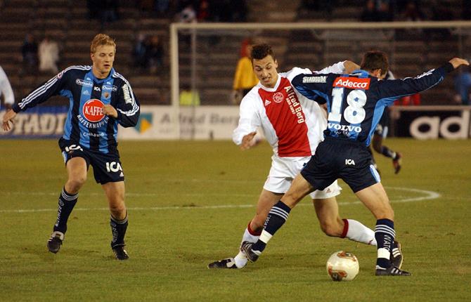 I oktober 2003 var Zlatan tillbaka på Stockholms Stadion då Ajax spelade en träningsmatch mot Djurgården. Här tunnlar Zlatan en Dif-spelare. Matchen vann Ajax med 5-0.