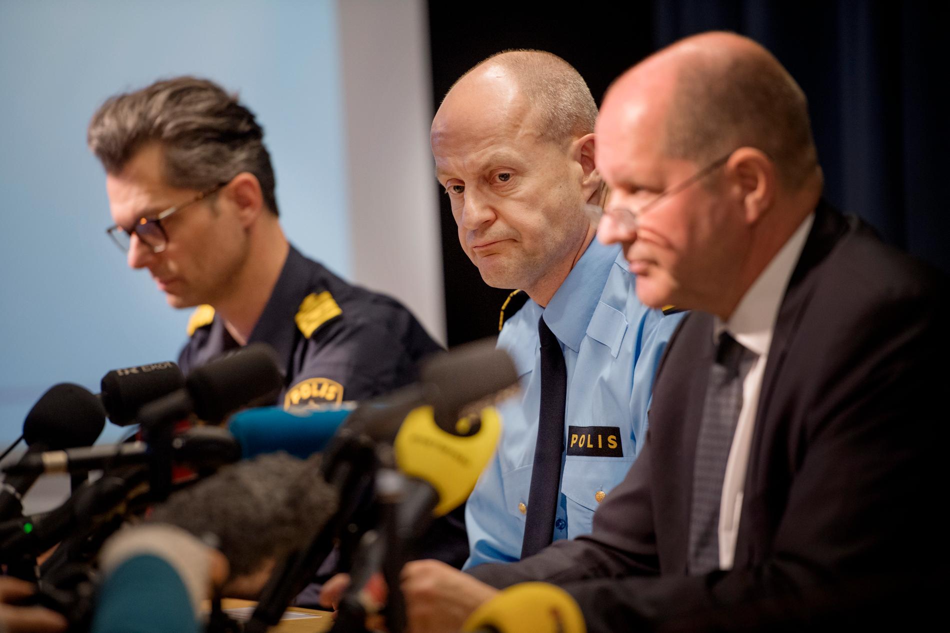 Jan Evensson, kommenderingschef region stockholm, Mats Löfving, chef för noa, polisens nationella operativa avdelning och Dan Eliasson (närmast kameran), rikspolischef vid polisens  presskonferens.