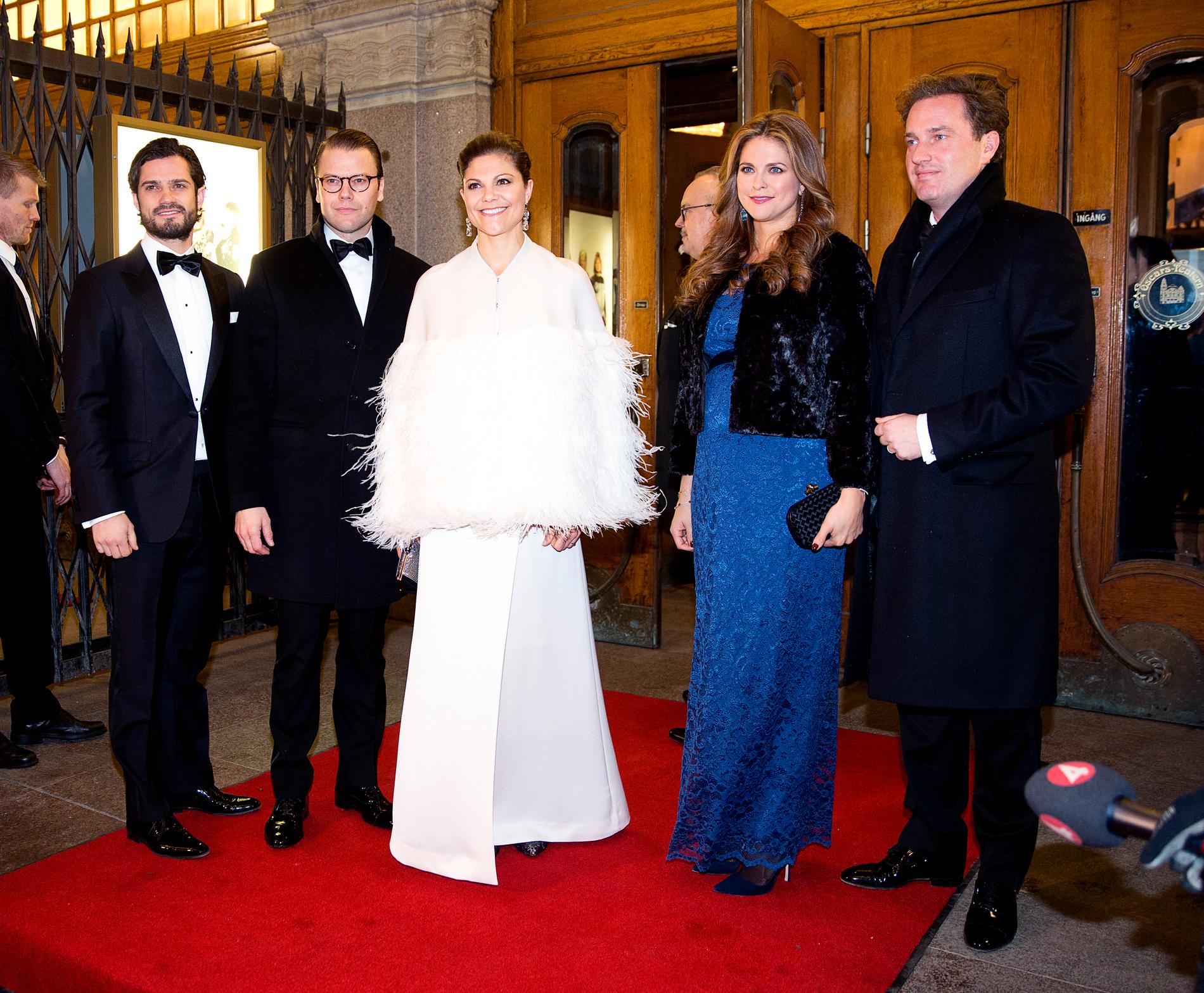 Drottningen 70 år Strax innan jul såg hela kungafamiljen (utom Estelle) galaföreställningen, på Oscarsteatern i Stockholm, som hölls i drottning Silvias ära som fyllde 70 år 23 december.