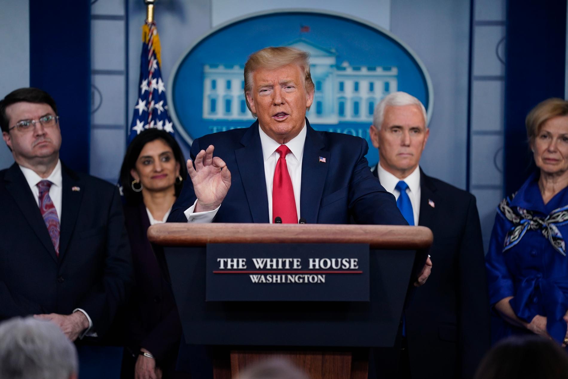 USA:s president Donald Trump försvarar under en presskonferens sitt uttalande.