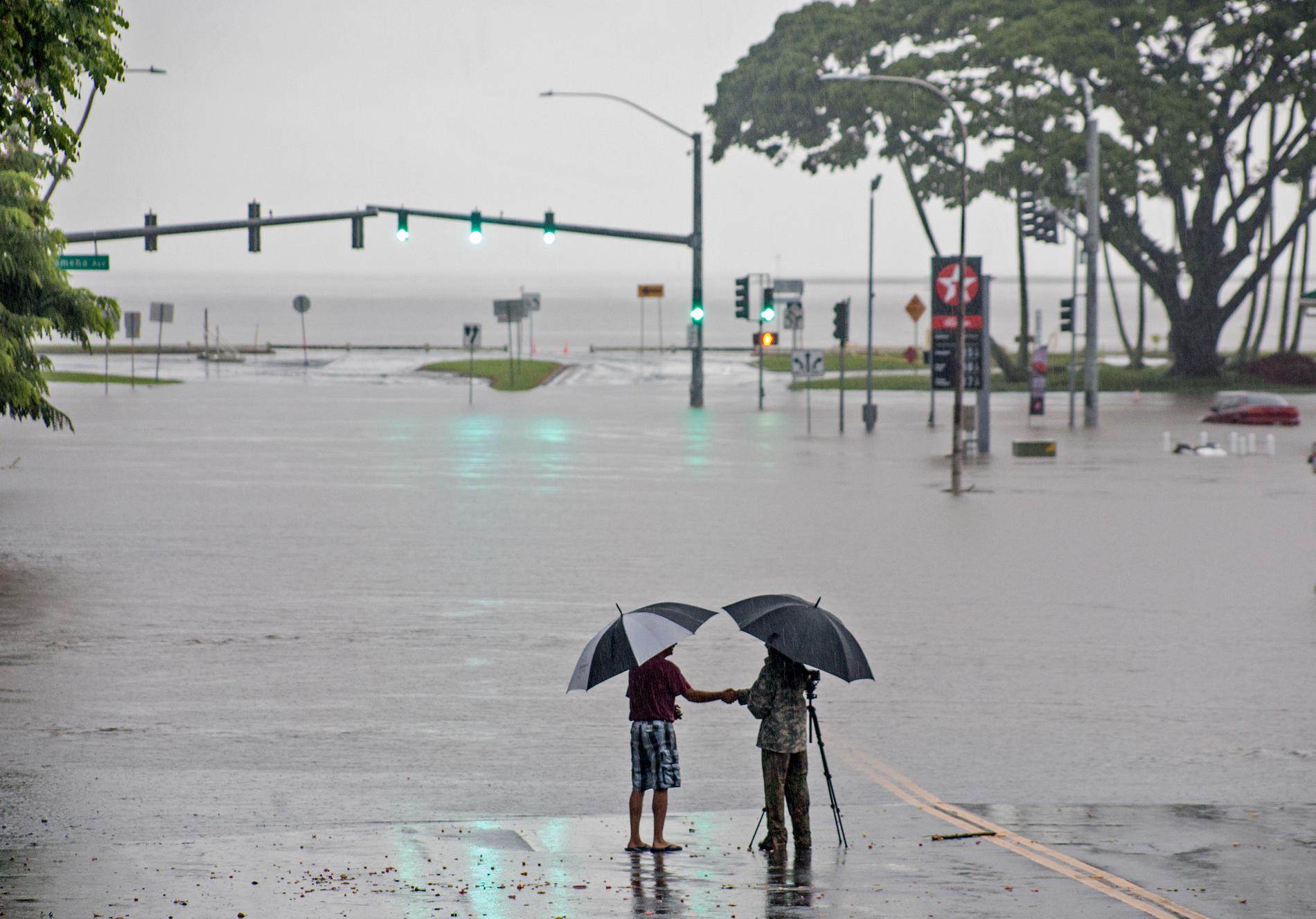 Översvämmade gator i Hilo, Hawaii.