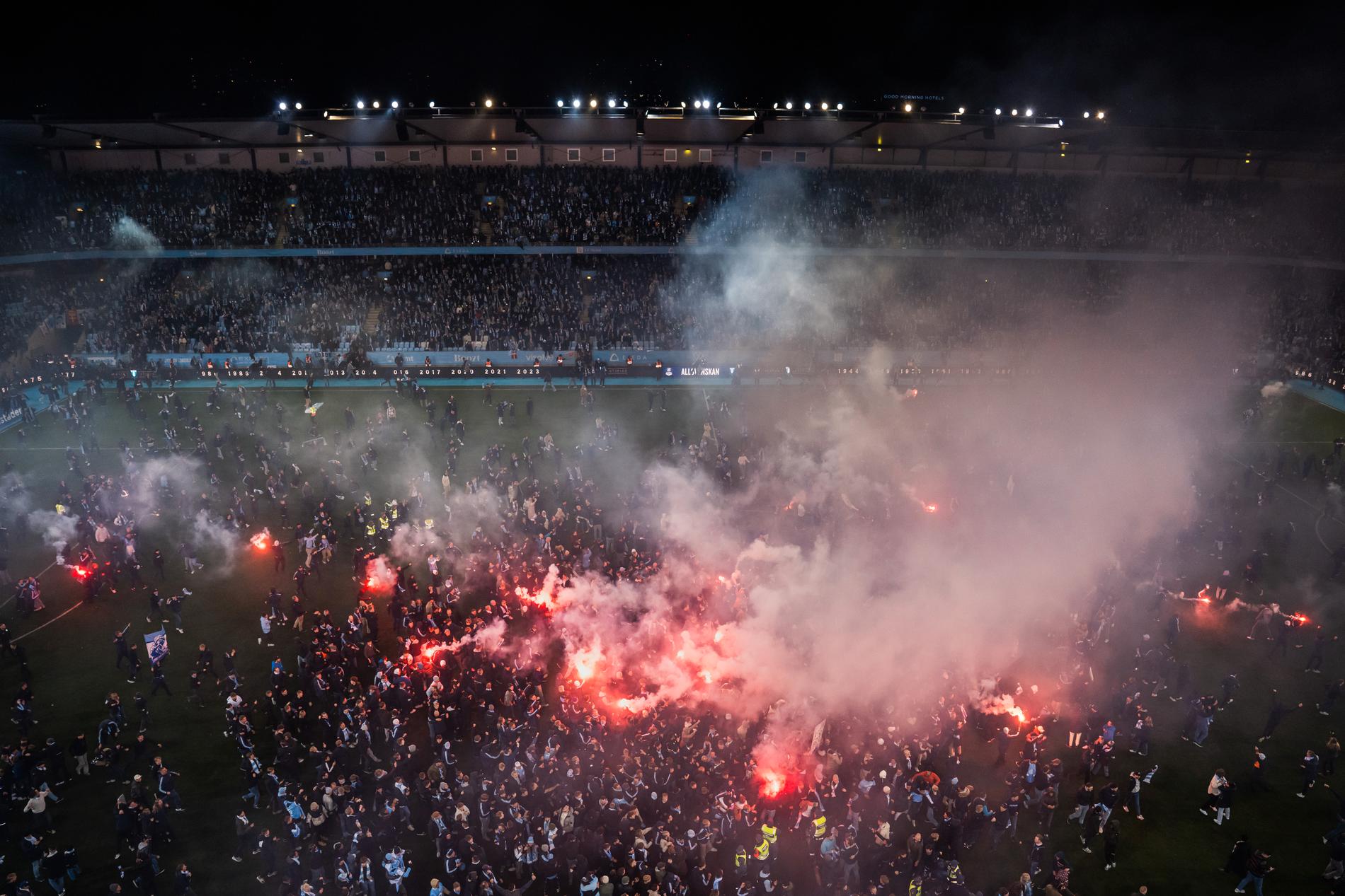 Malmö FF-supportrarna stormade planen efter slutsignalen.