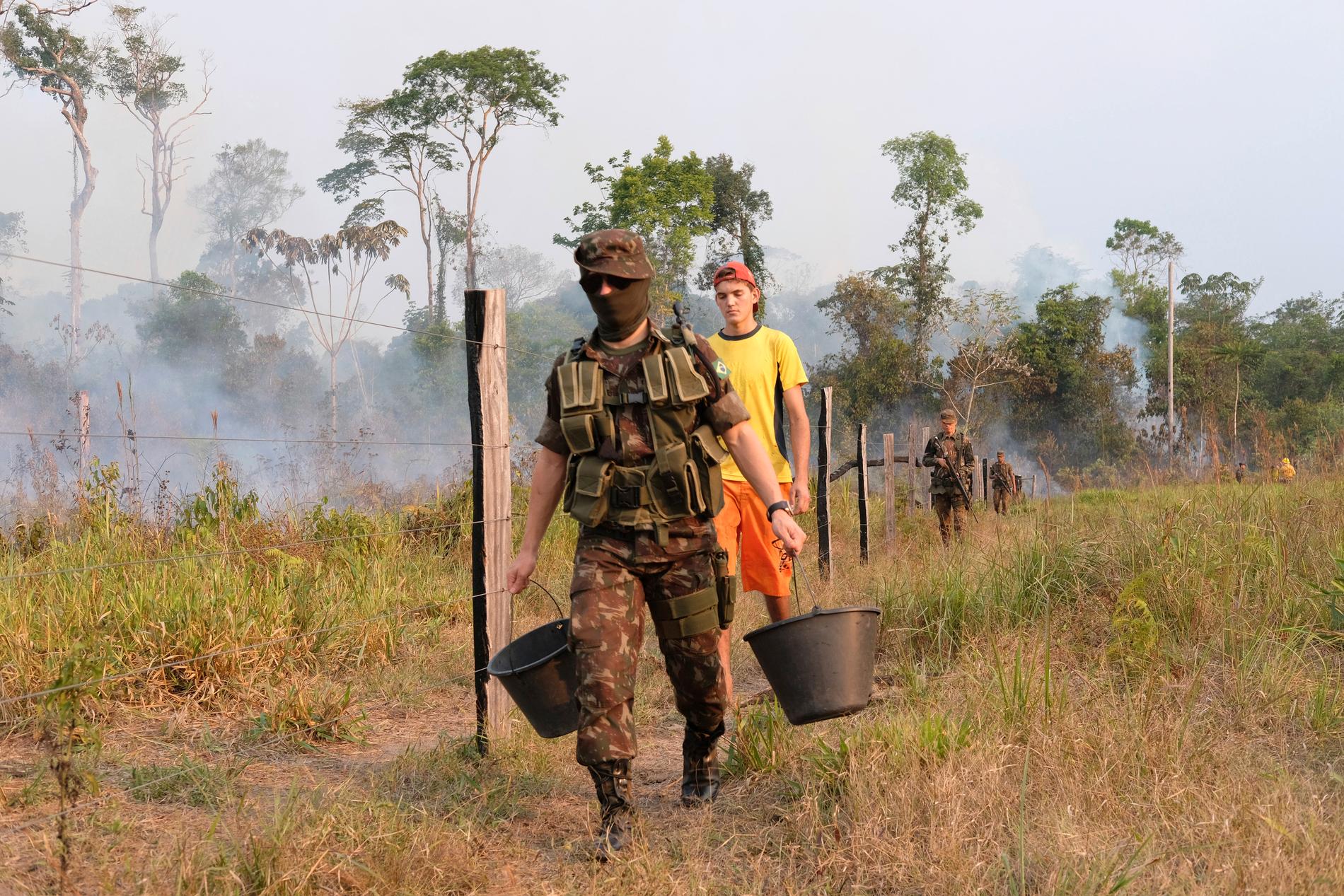 Militärer bistår i släckningsarbetet i den brasilianska delstaten Rondonia. Arkivbild från den 29 augusti.