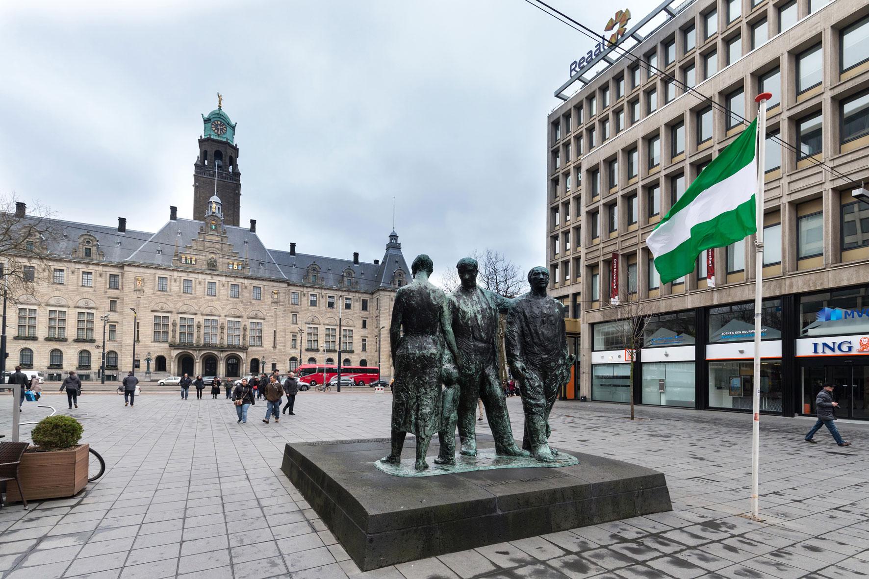 Krigsmonument från andra världskriget framför Rotterdams rådhus