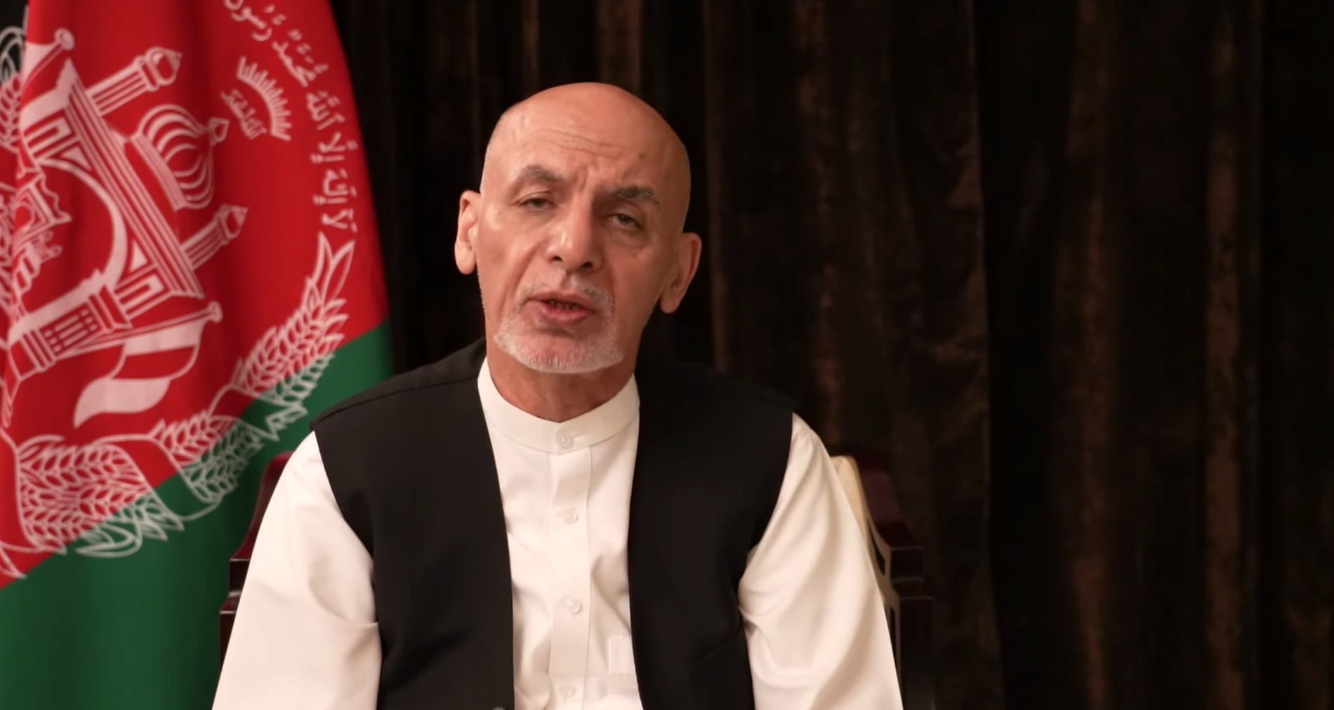 I en video på Facebook förnekar den afghanska presidenten Ashraf Ghani att han flydde landet med bilar och helikopter fulla av pengar.