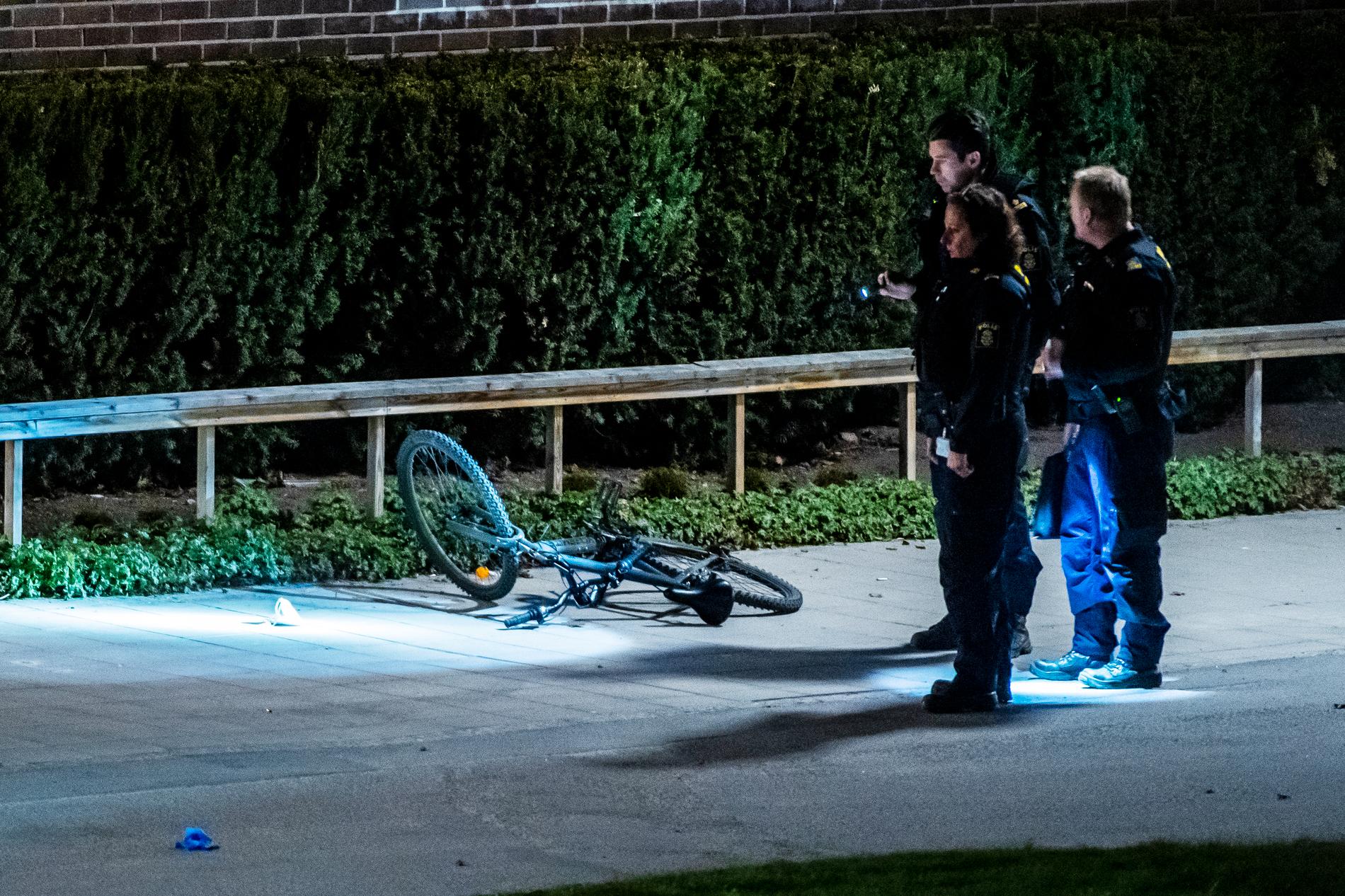 I jakten på misstänkta säkrade polisen en slängd cykel som hittades vid brottsplatsen.