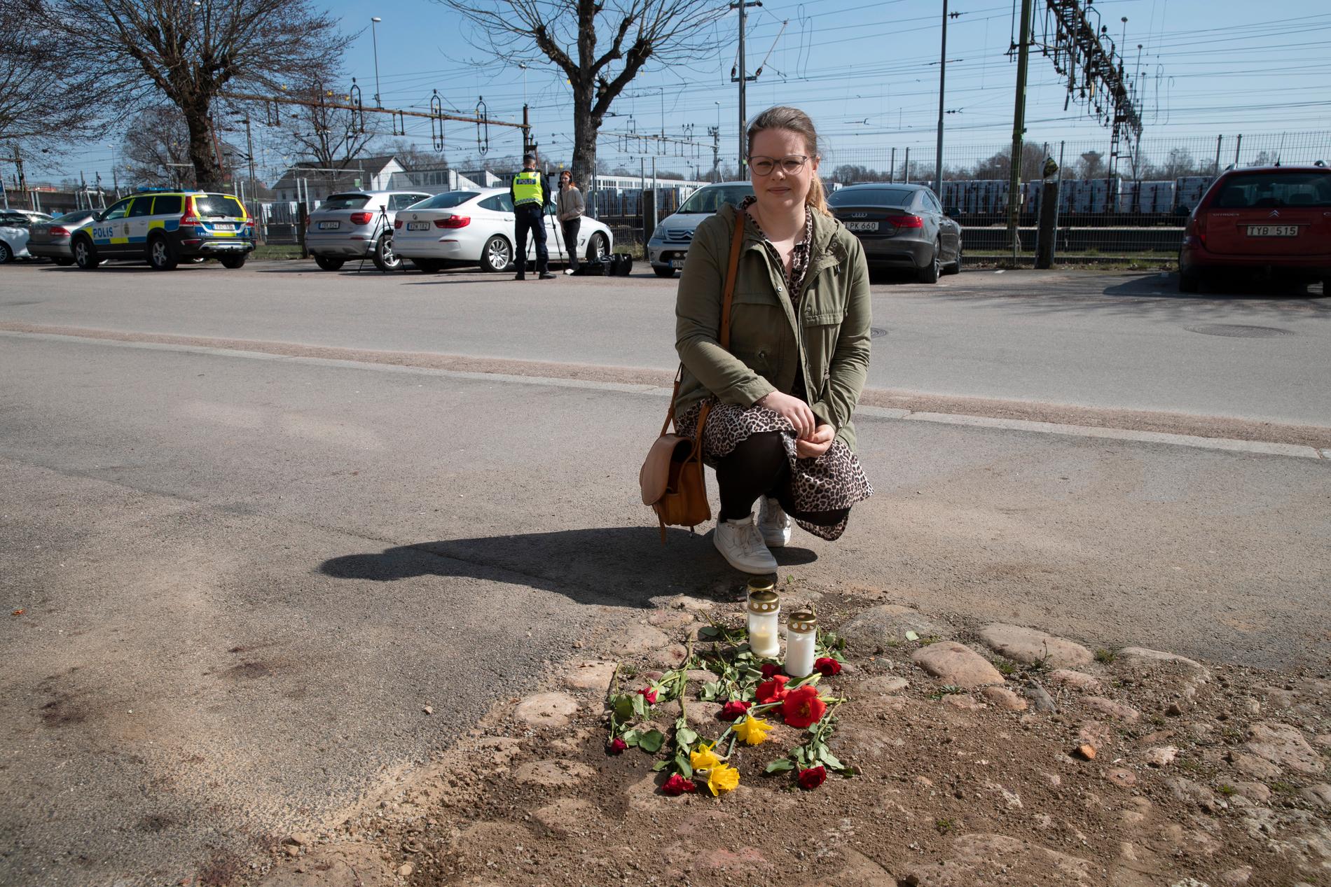 Boende i Alvesta besökte mordplatsen under söndagen. 31-åriga Malin Wetterhall och hennes mamma hade med sig ett ljus som de tände. 